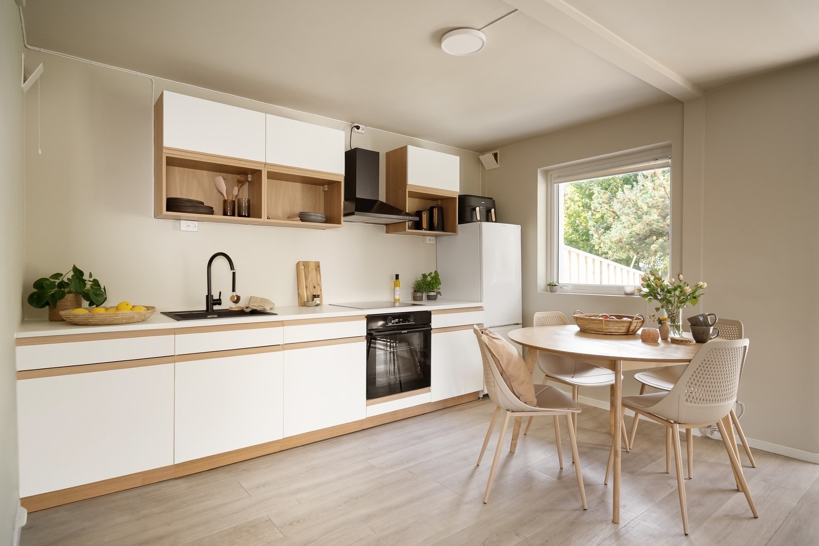 Stilrent kjøkken med glatte fronter. Galleribilde