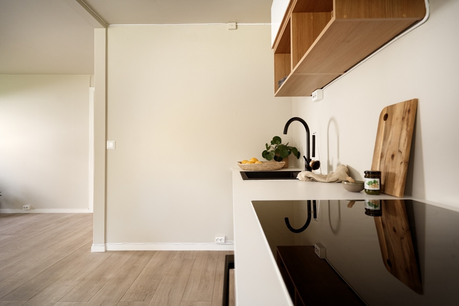 Benkeplaten er av laminat. Galleribilde