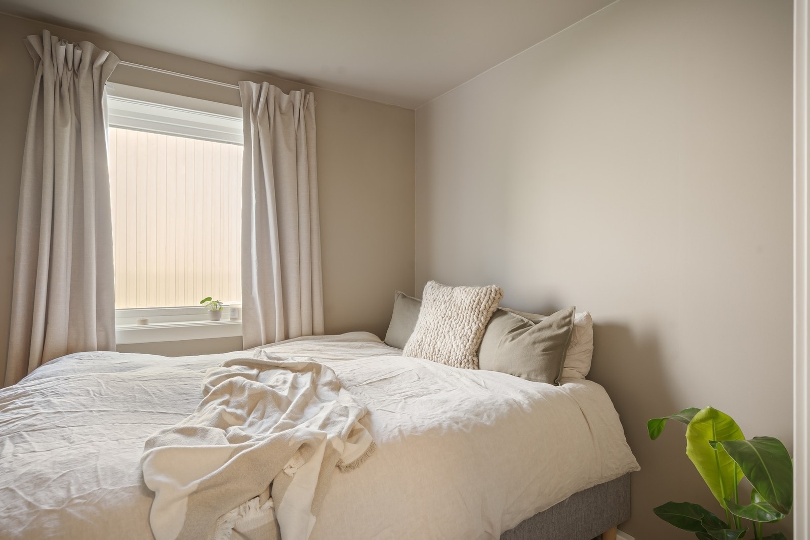 Lyst og lunt soverom med plass til dobbeltseng. Galleribilde