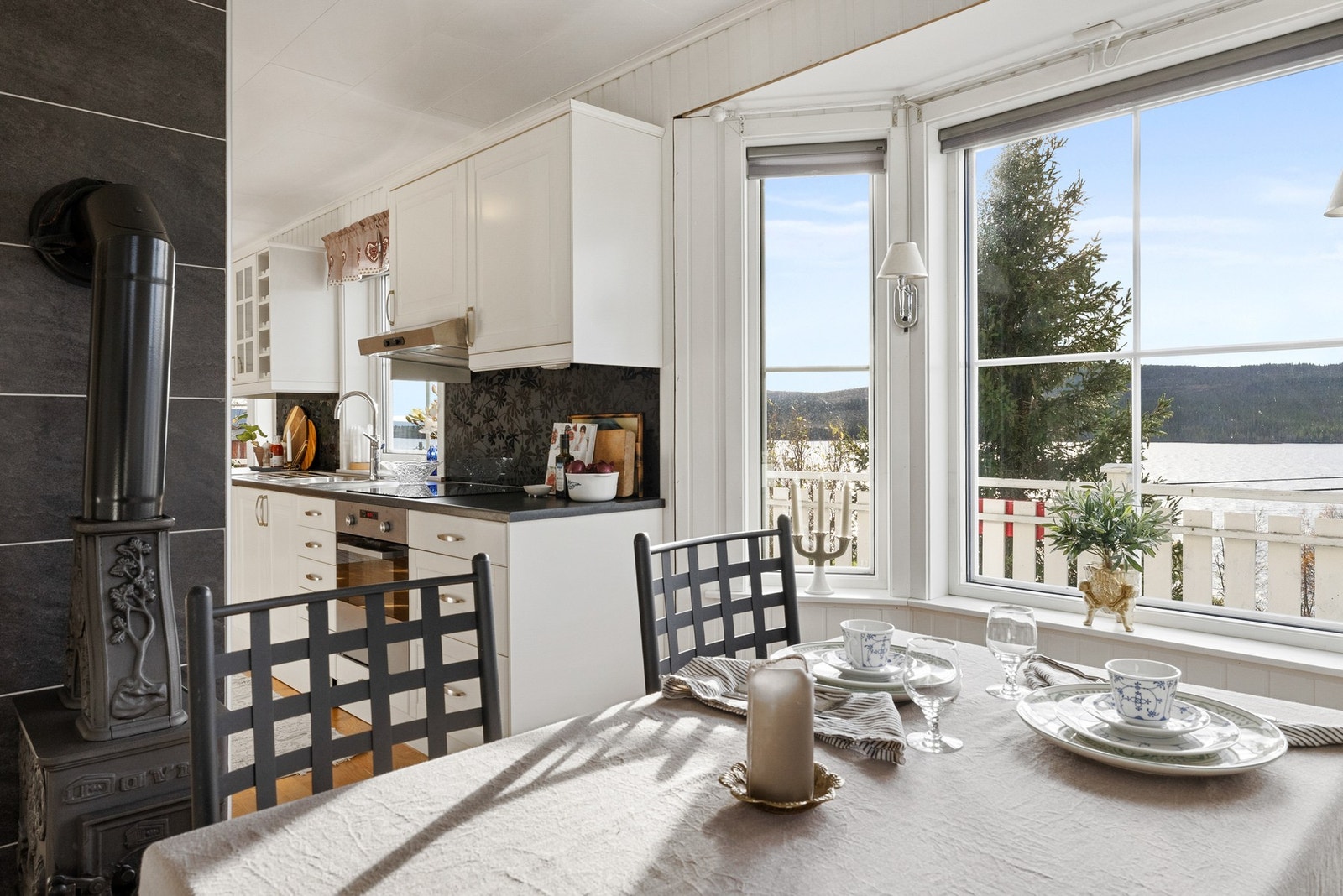 Fra spisestuen kan du nyte et bedre måltid samt den flotte utsikten Galleribilde