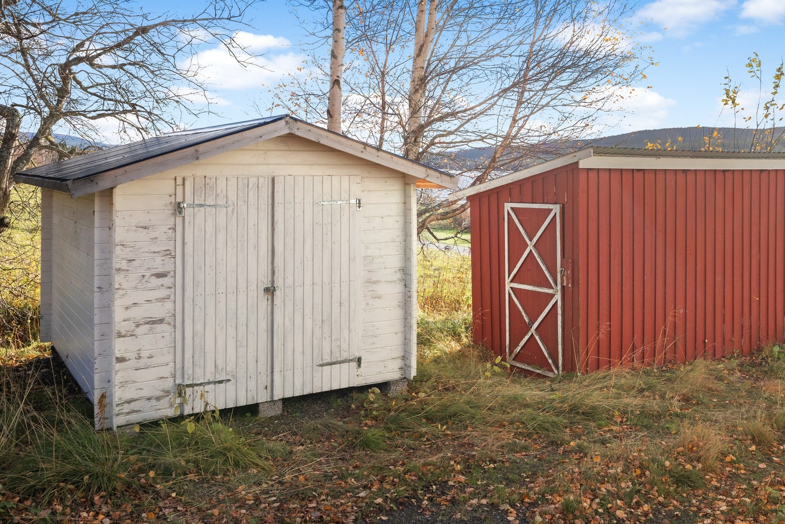 På eiendommen er det oppført et par uthus med god lagringskapasitet Galleribilde