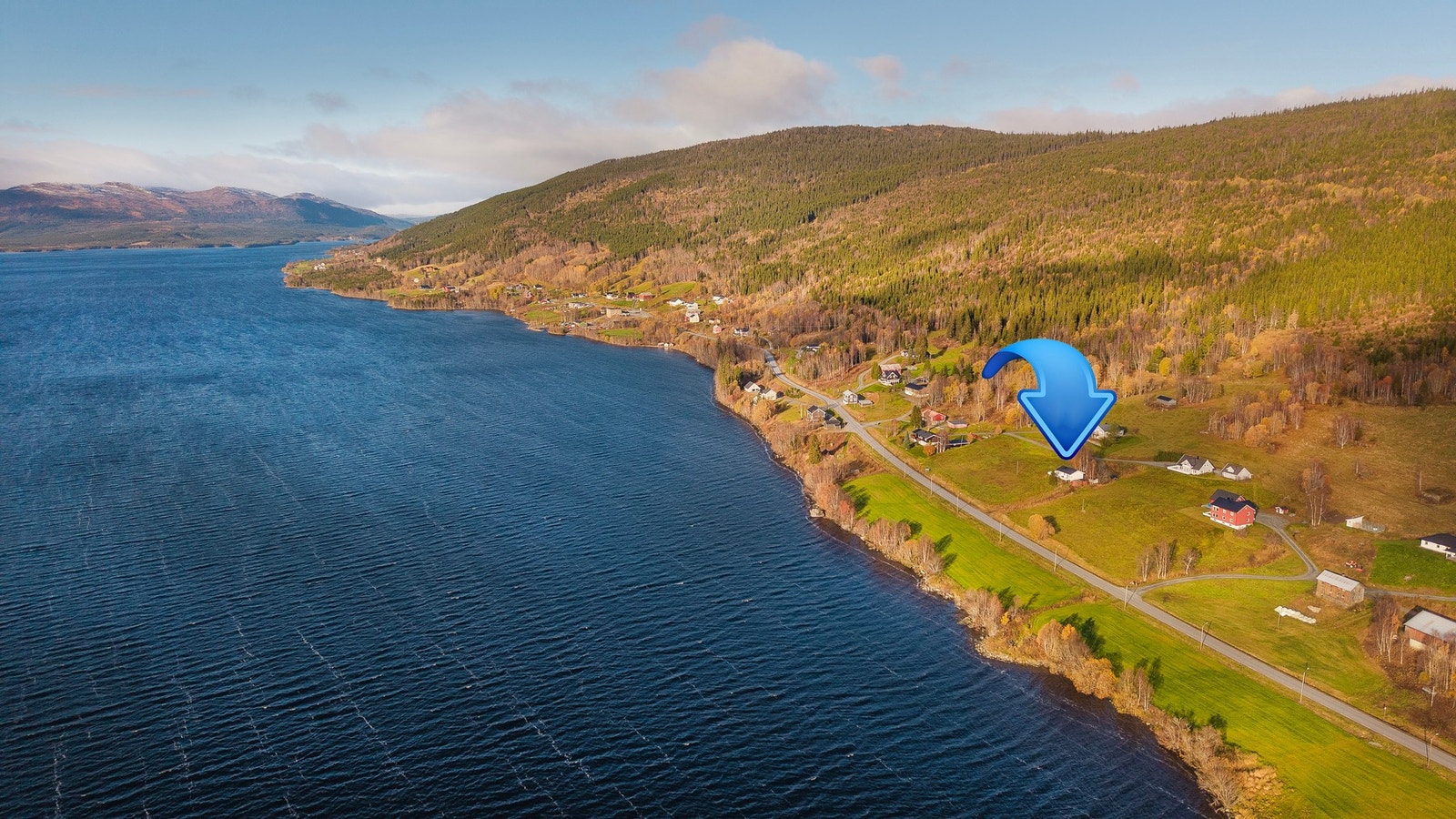 Fra eiendommen er det ca. 3 minutters kjøring til butikk, barnehage, skole og sørlihallen Galleribilde