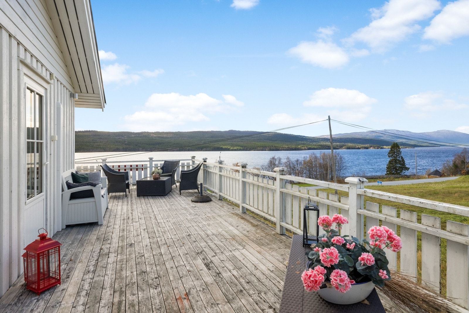 Det er oppført en romslig terrasse på 55kvm med god plass til tilhørende møblement Galleribilde