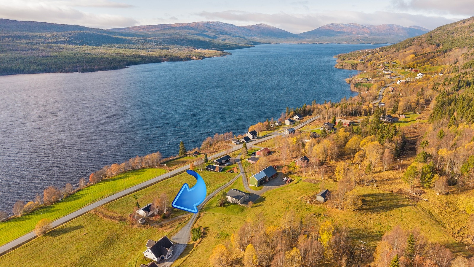 Eiendommen har en landlig beliggenhet på Gåsbakken i Sørli. Galleribilde