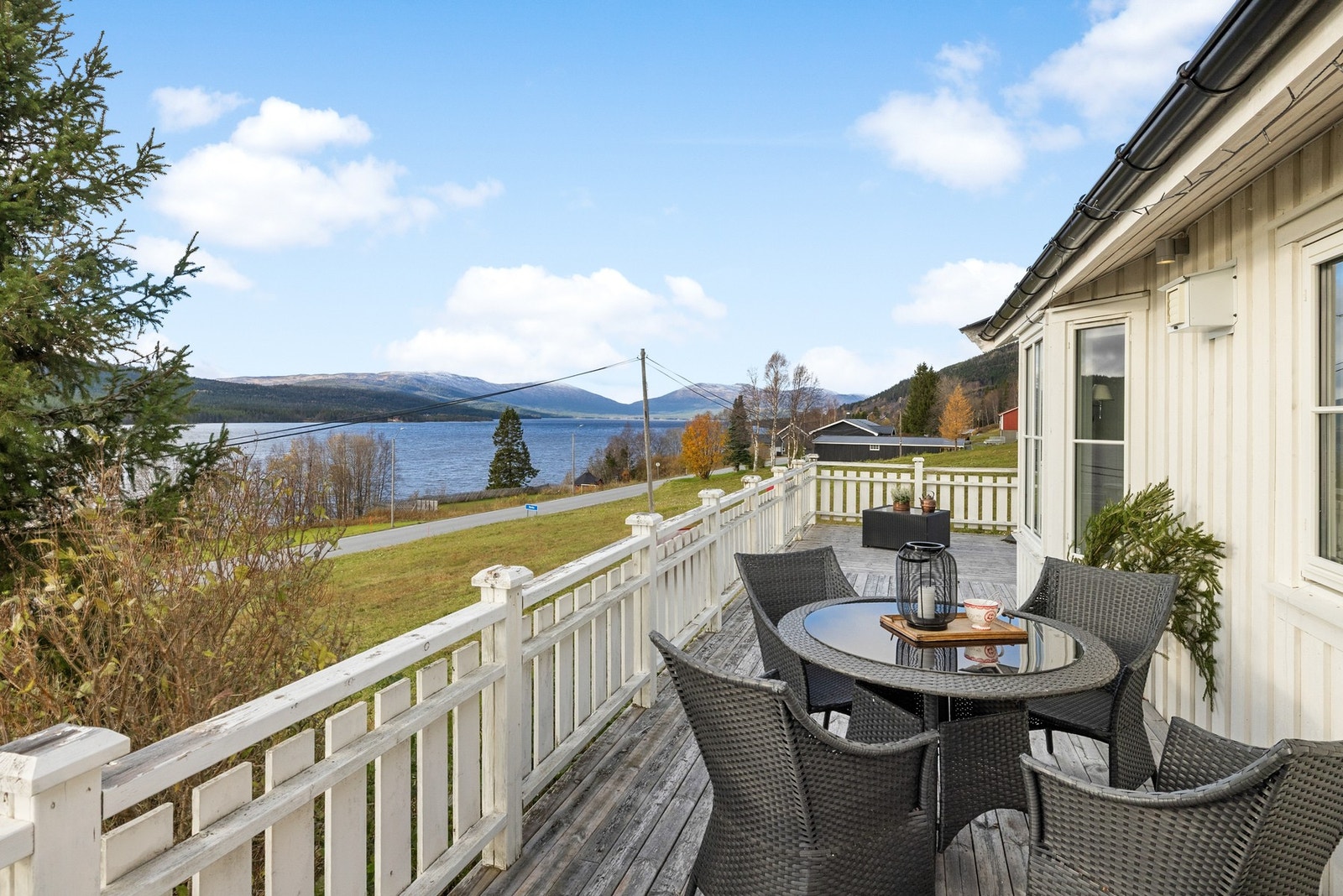 Terrassen er vendt mot vest og har kveldssol Galleribilde