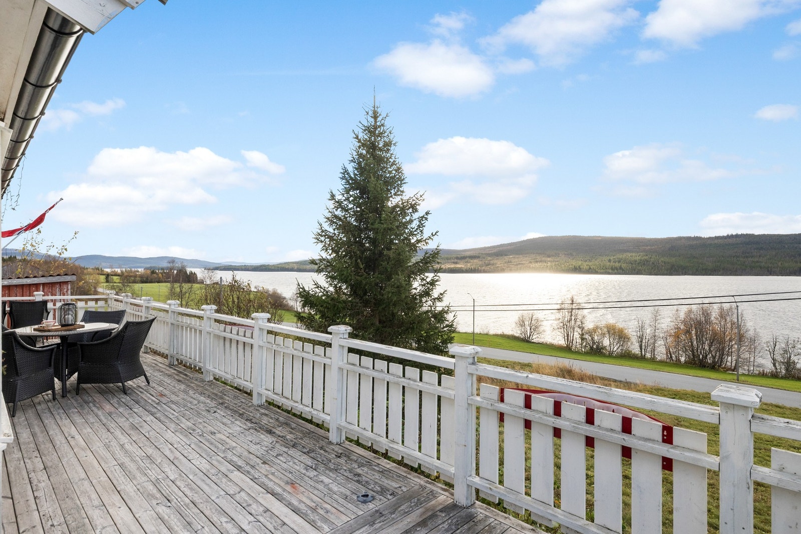 Fra boligen er det flott utsikt over vakre Lenglingen! Galleribilde