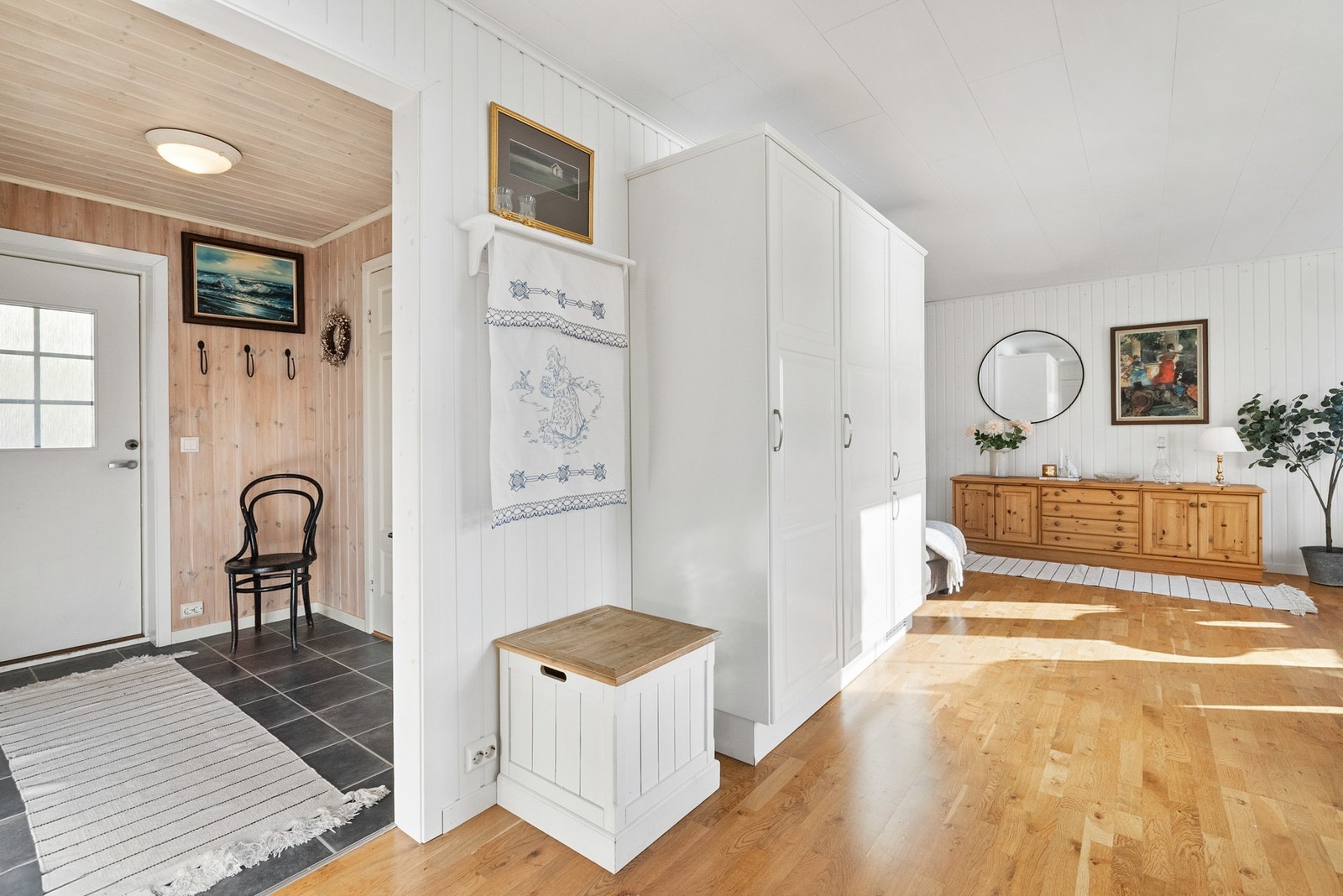 Innvendige gulv består av parkett, laminat og fliser Galleribilde