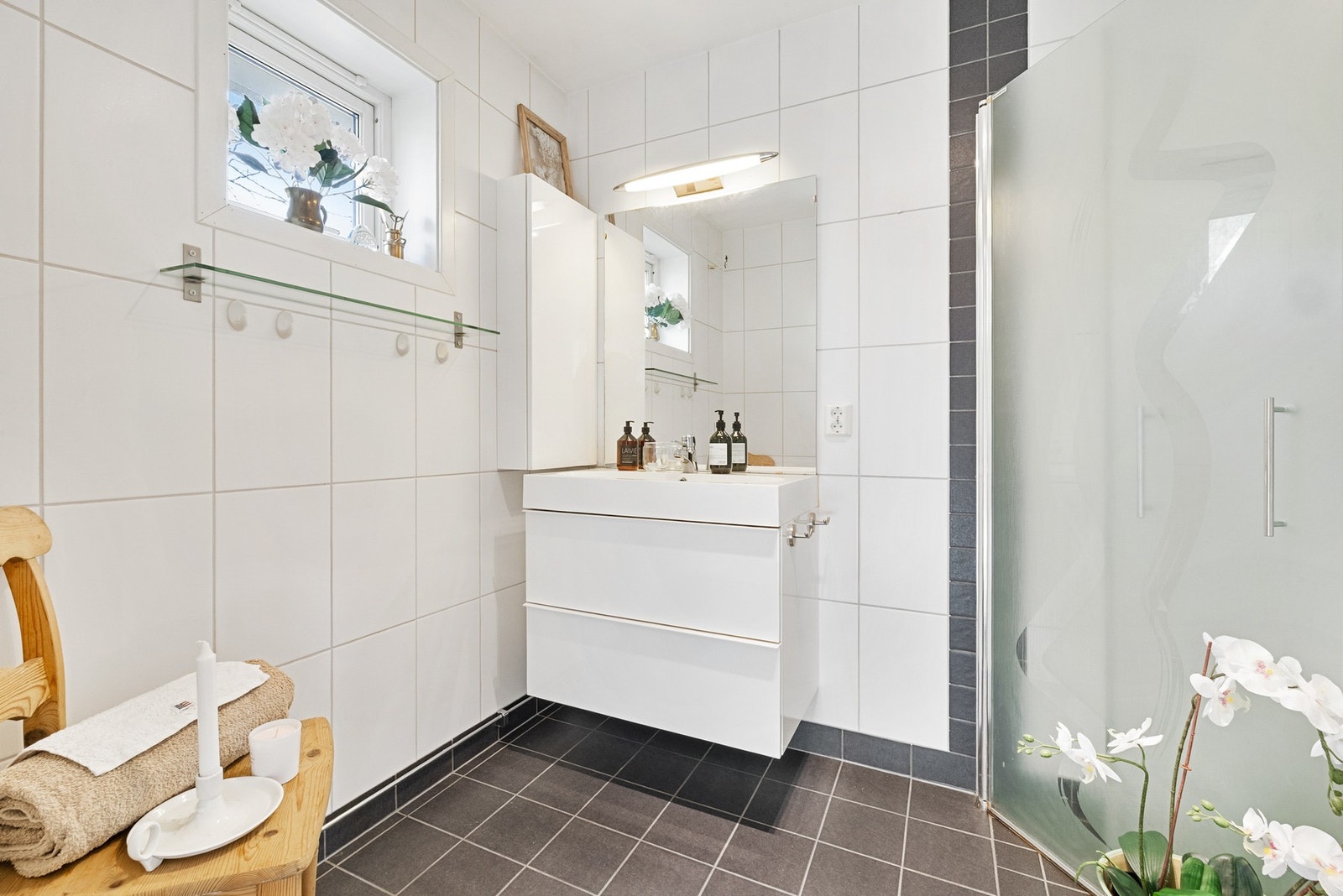 Pent flislagt baderom fra 2011 med termostatstyrt gulvvarme Galleribilde