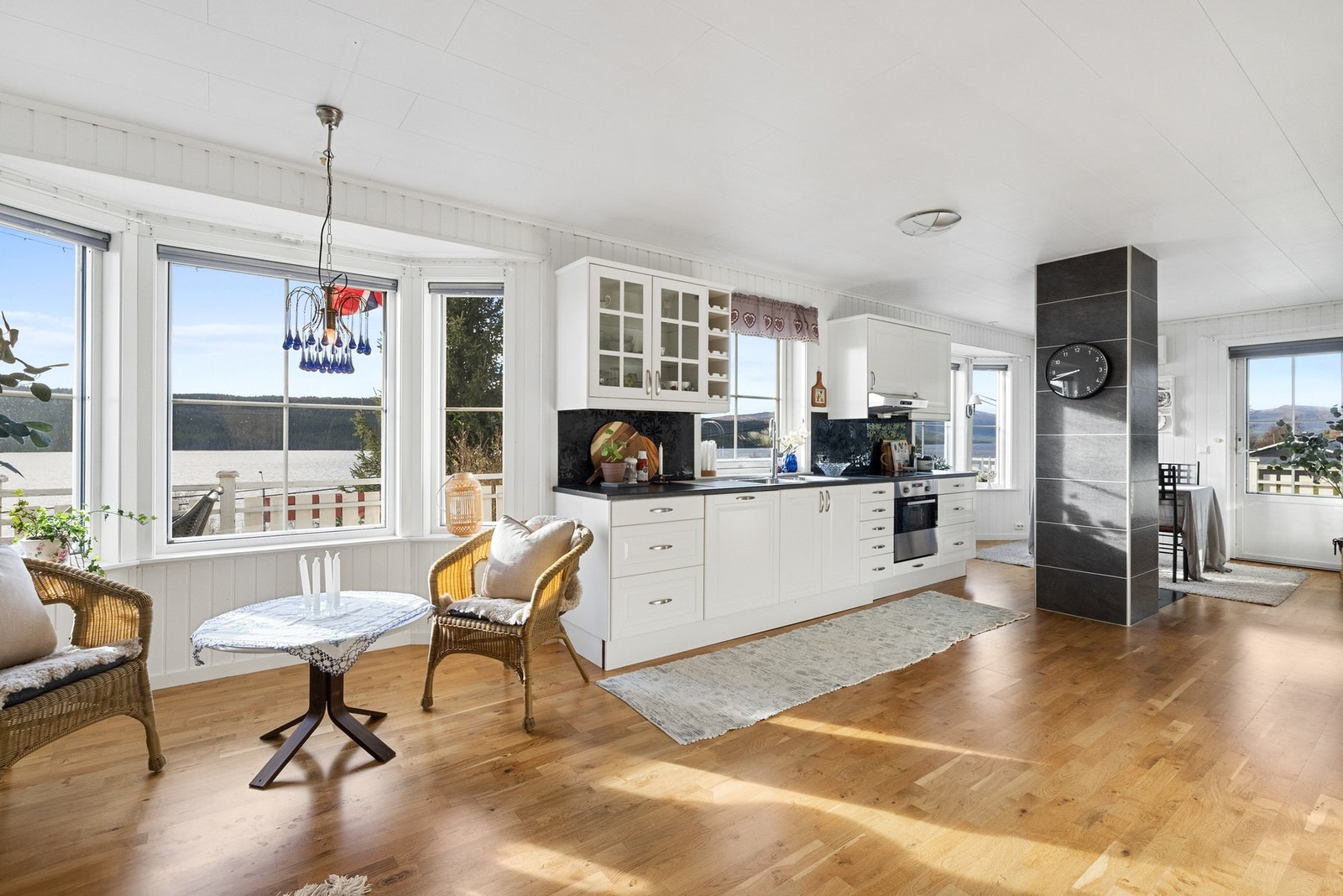 Boligen har en praktisk planløsning med alt på ett plan Galleribilde