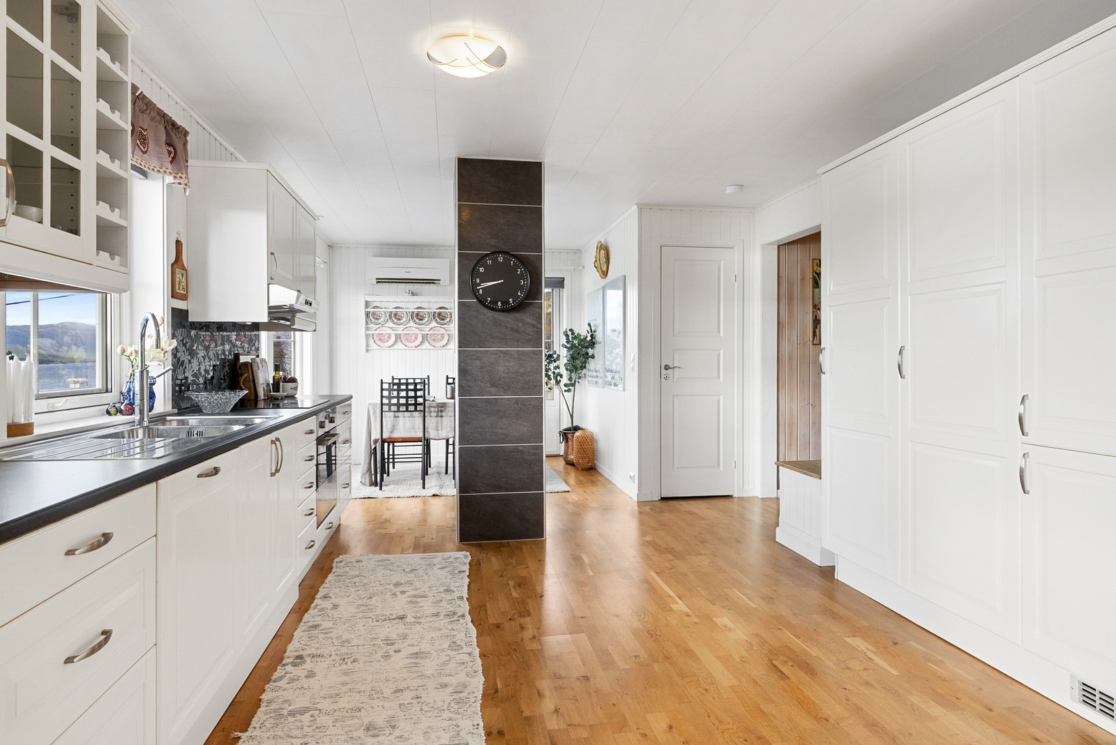 Kjøkken med åpen løsning mot stue og standard fra 2011. Kjøkkenet er vurdert til TG 1 av takstmann. Galleribilde