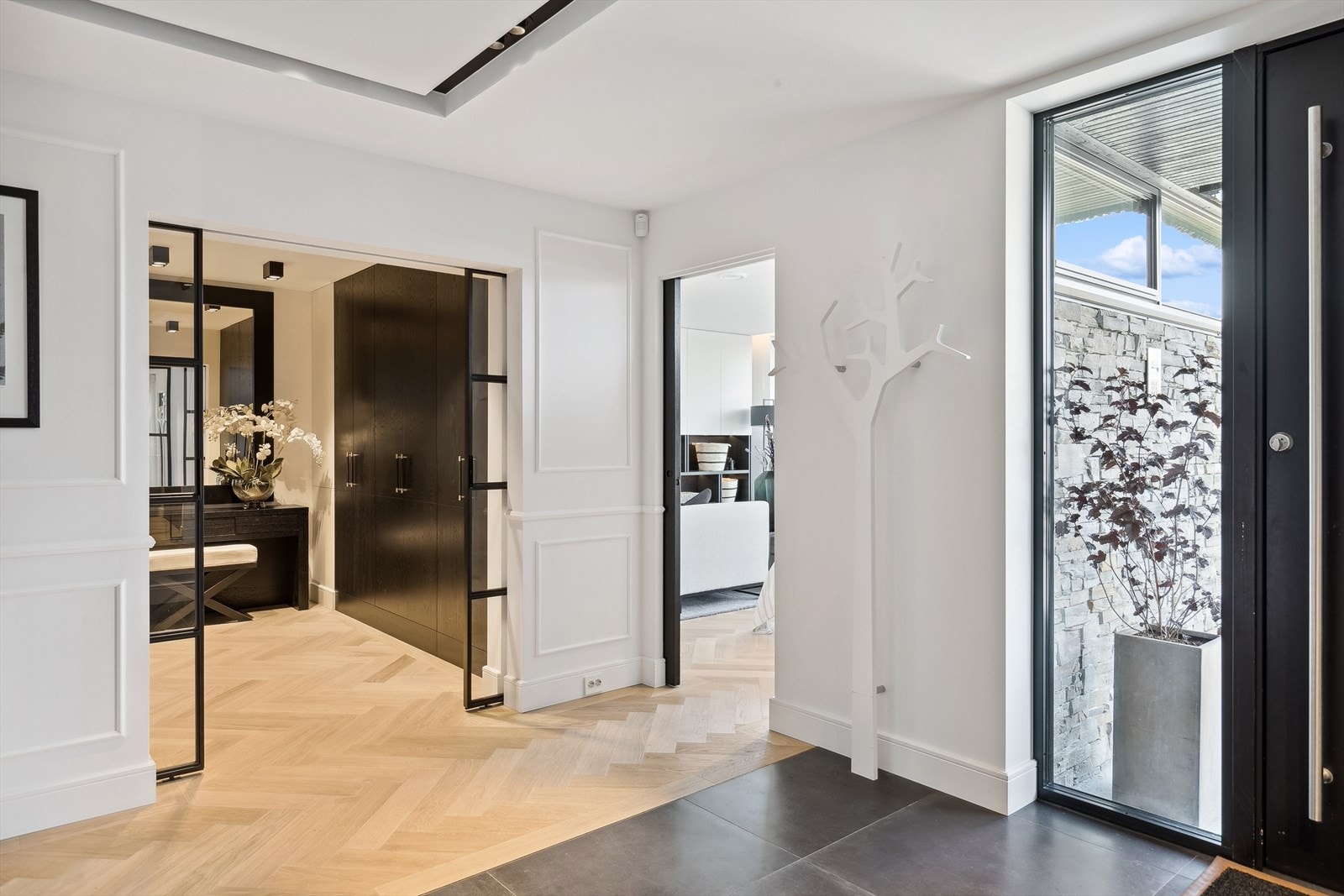 Utsmykking i taket med lysskinner er med på å skape atmosfære, kombinert med profileringen i vegger og lister. Galleribilde