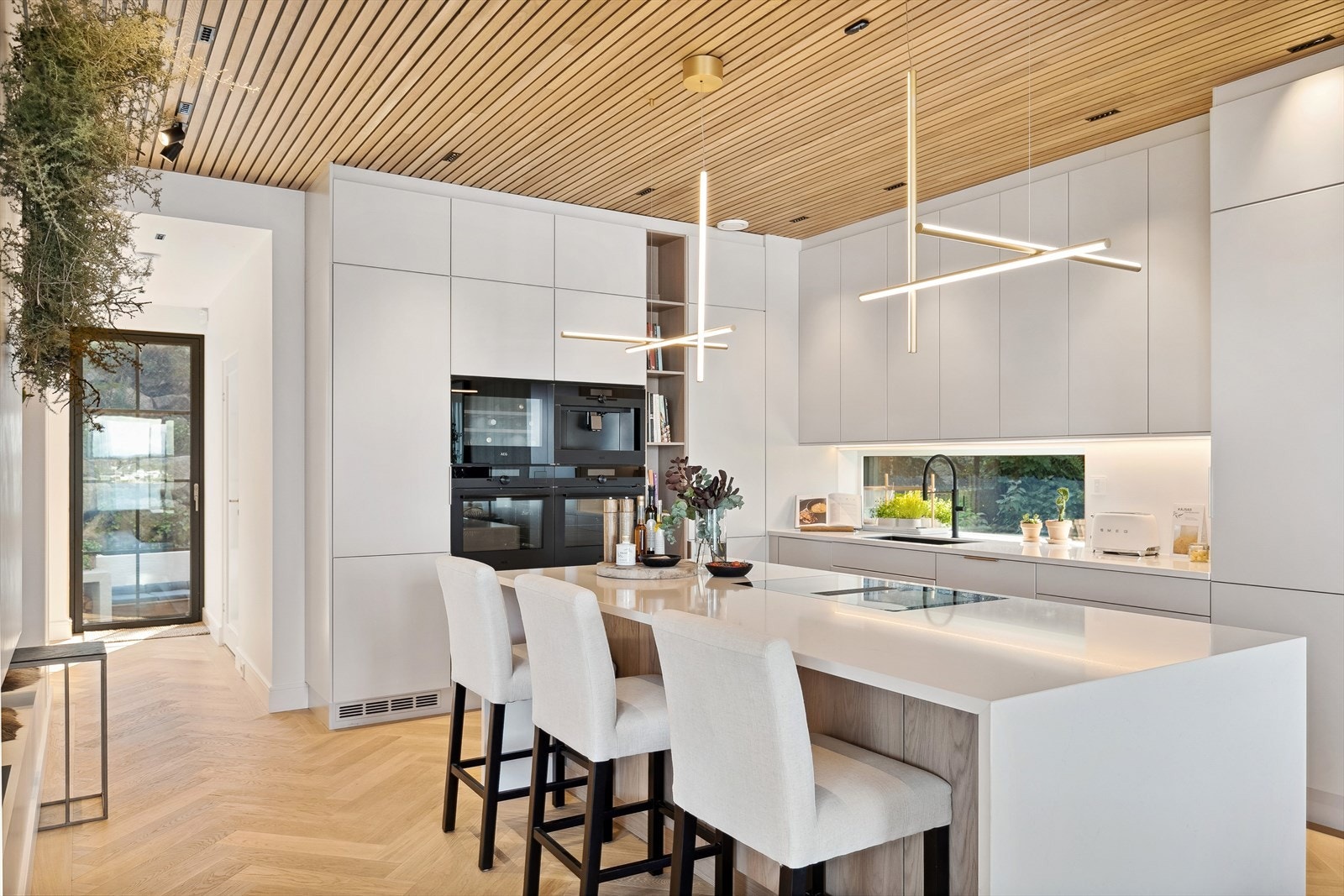 Husebykjøkken med Silestone 30mm benkeplate. AEG Hvitevarer, 2 kjøleskap/frys, Miele platetopp, vinskap, kaffemaskin, to stekeovner (én steam). Galleribilde