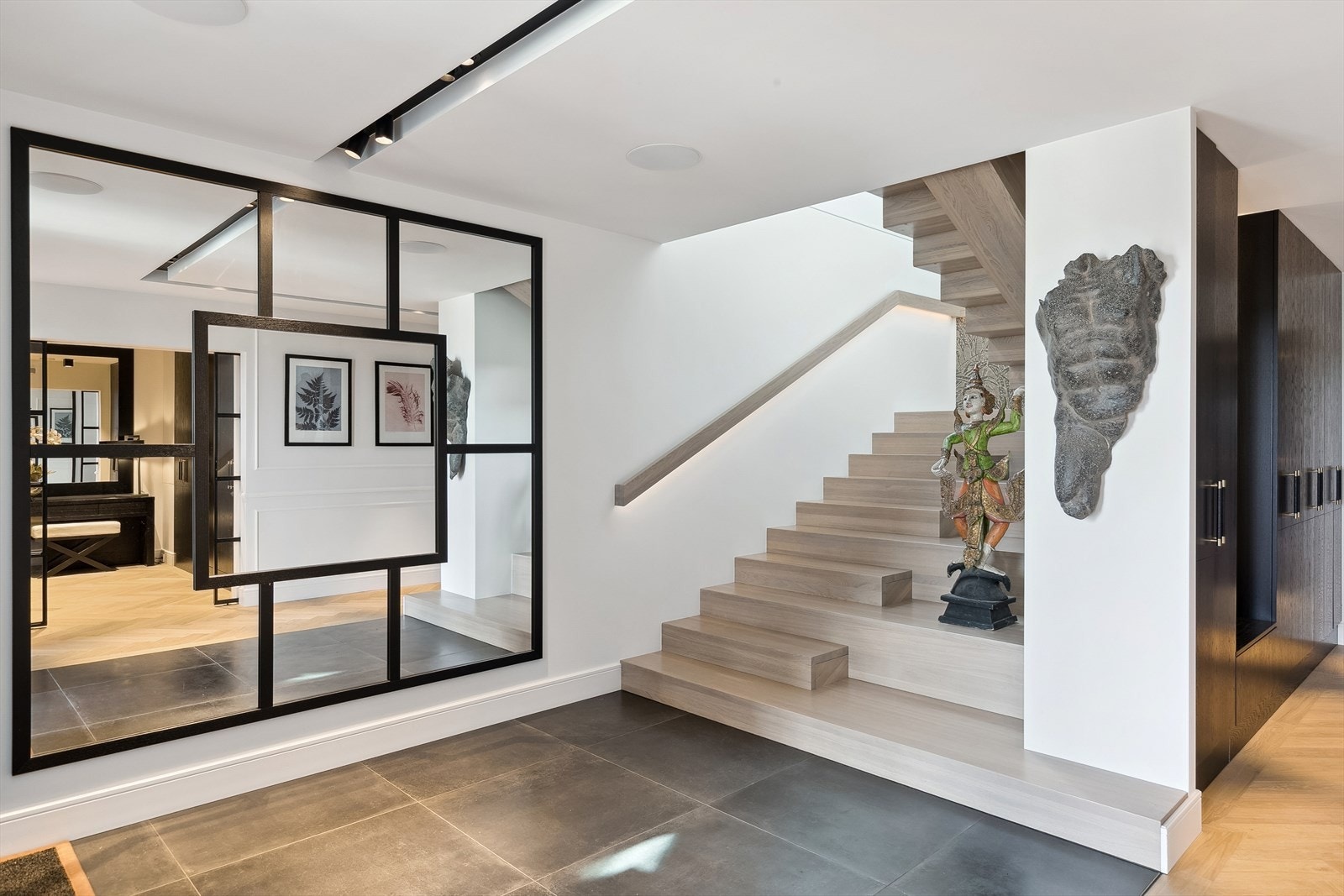 Flere detaljer rundt om, samt ulikt interiør er spesiallaget og tilpasset boligen. Legg merke til garderobeskap langs langveggen også. Galleribilde