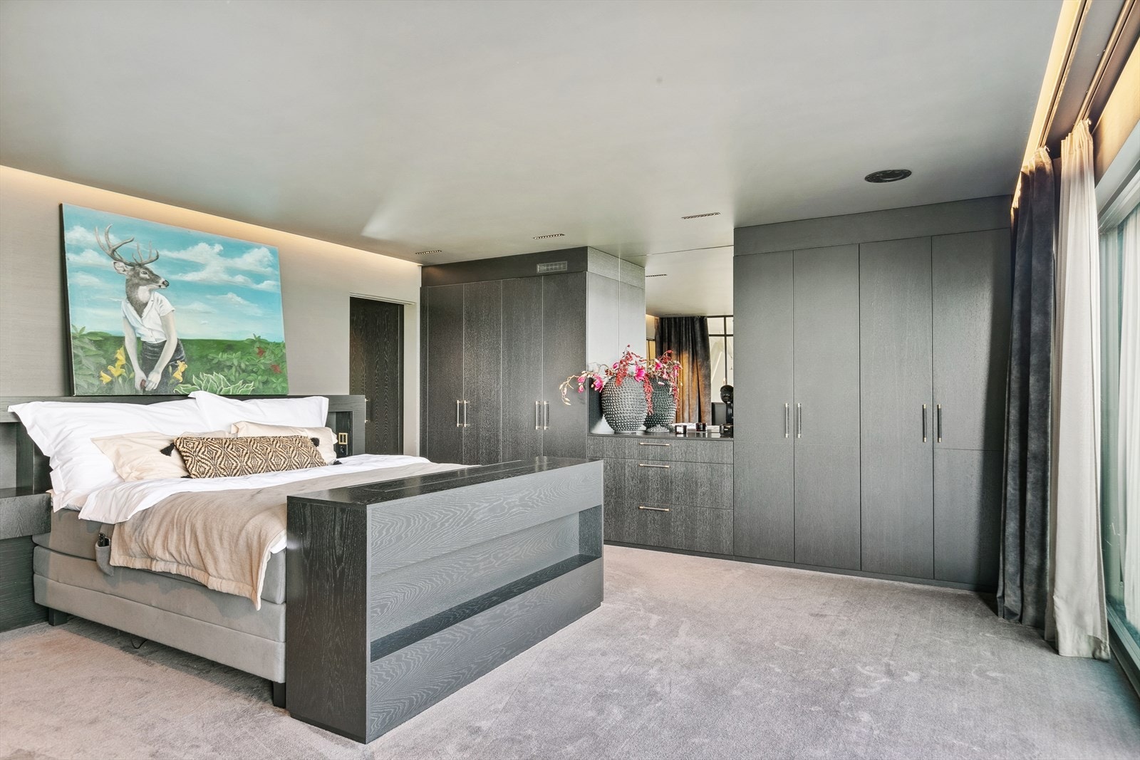 3. etg. Trykker du på kveldsinnstilninger på mobilen, vil utvendige screens og innvendige gardiner på to skinner, lukke seg. Galleribilde