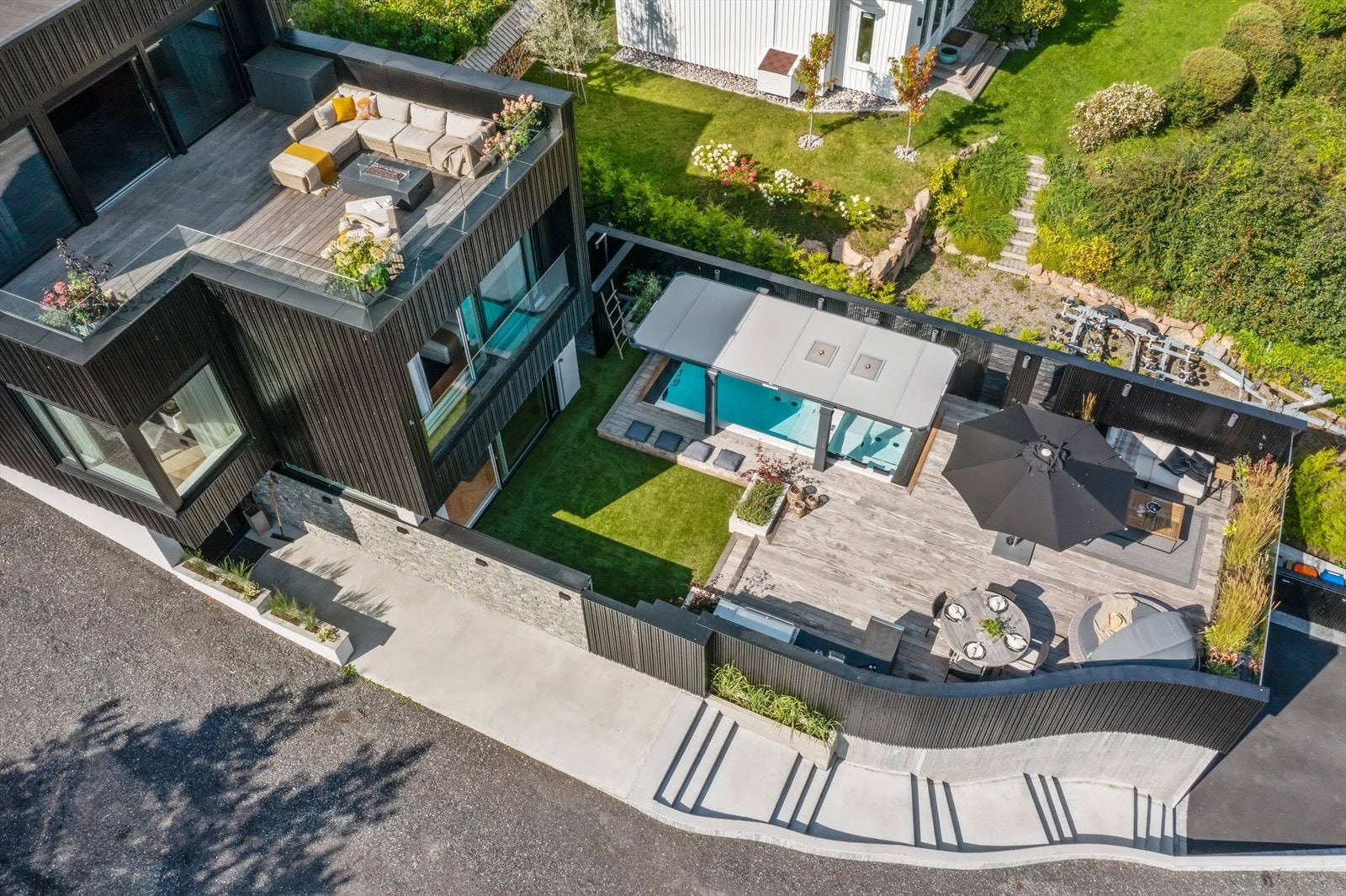 Uteområdene er bygget inn i terrenget og er helt privat som endel av "boarealet". Galleribilde