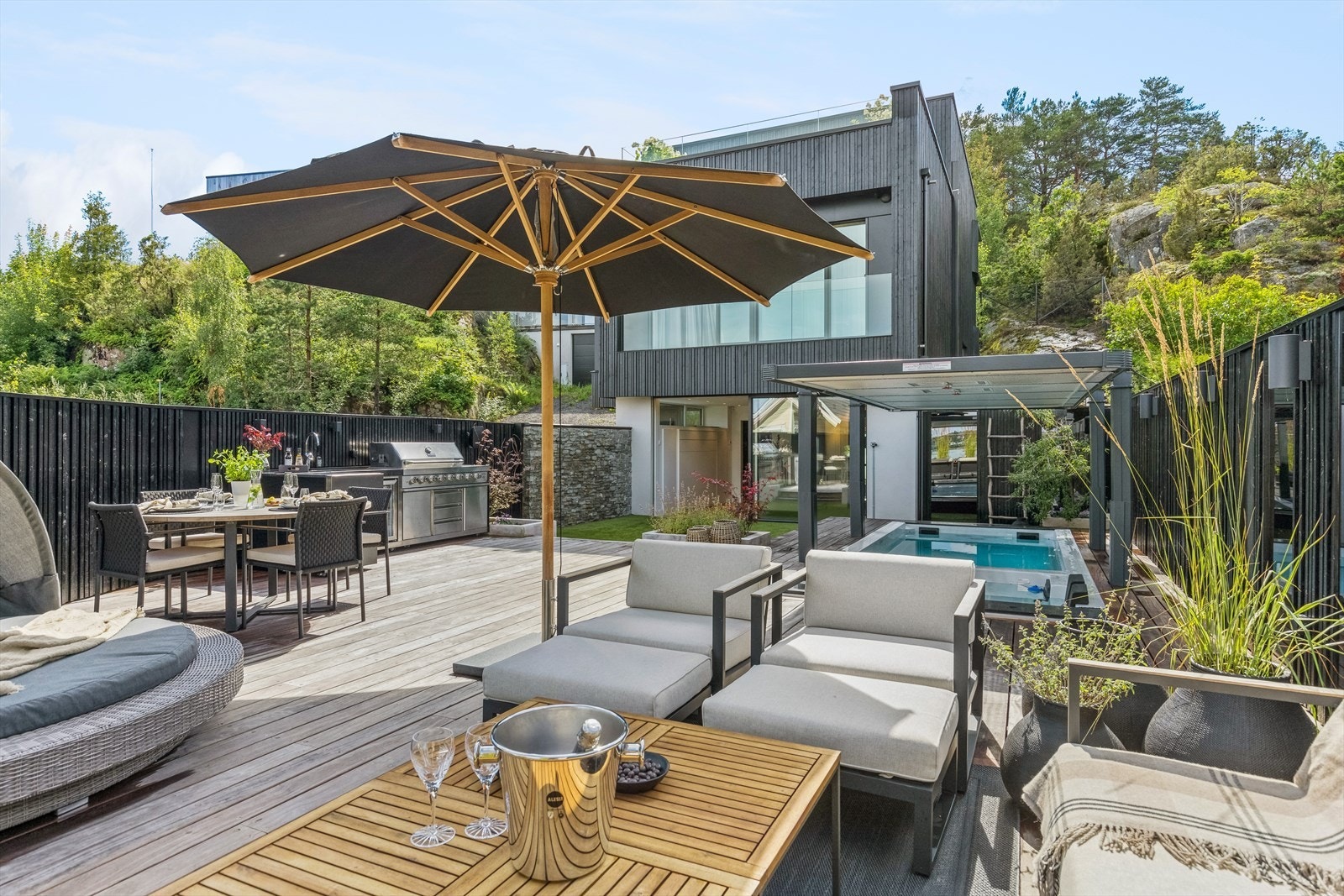 Her har du solen fra den står opp, med god plass til å flytte seg rundt huset avhengig av vær, vind, og tema. Galleribilde