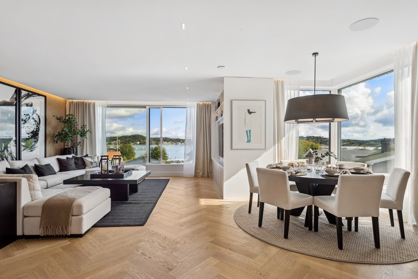 Elektriske gardiner på to sløyfer og utvendige screens. Eiendommen blir ikke rettferdiggjort uten at en opplever det. Galleribilde