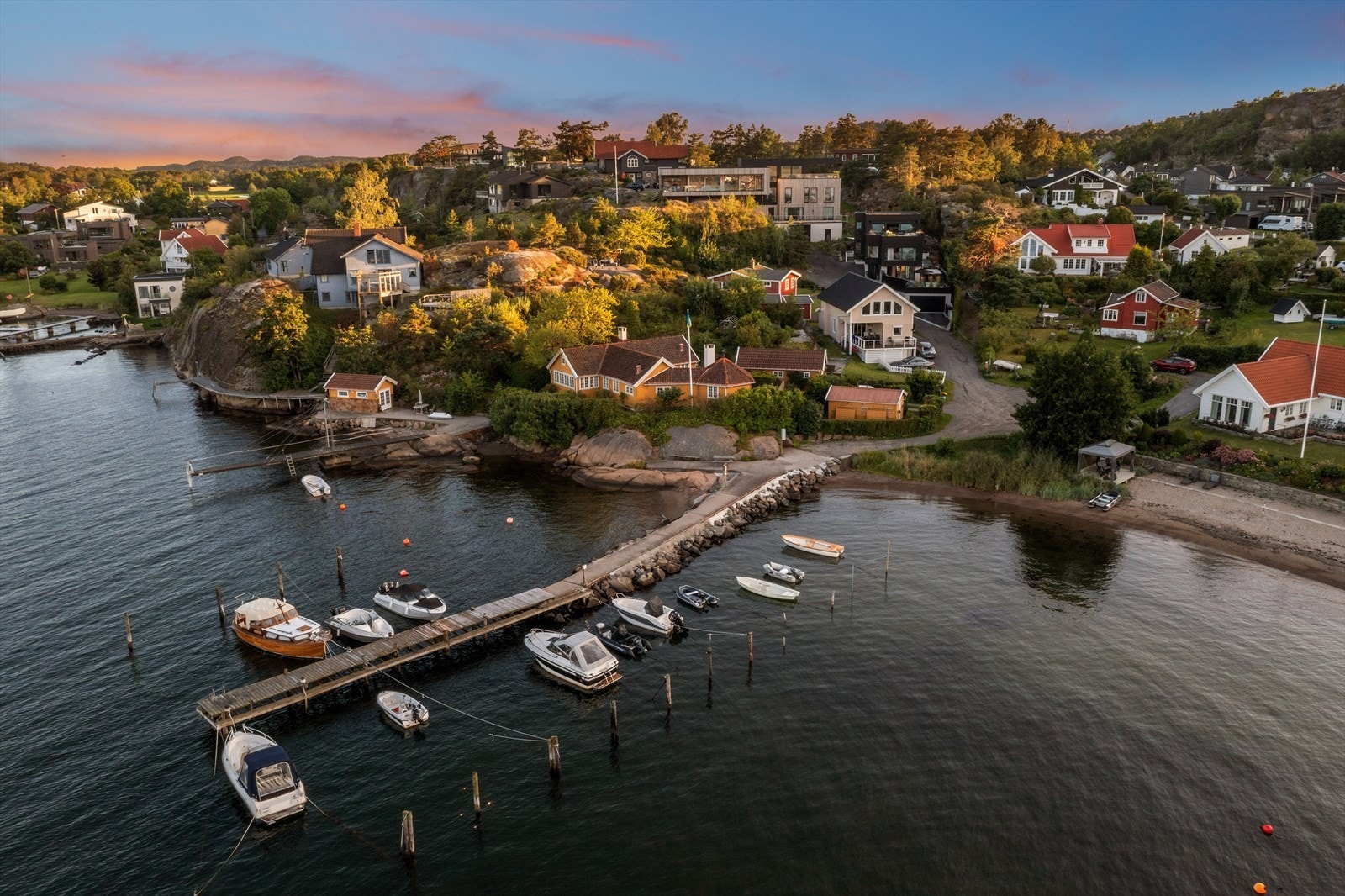 Lahellekroken har "strandrett" ca. 60m fra garasjeporten. Galleribilde