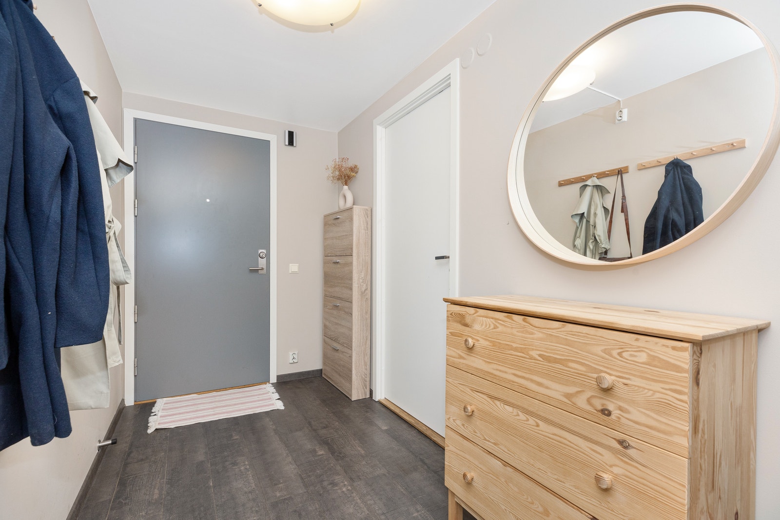 Stor entré som skaper et godt førsteinntrykk av leiligheten. Kommode følger med. Galleribilde