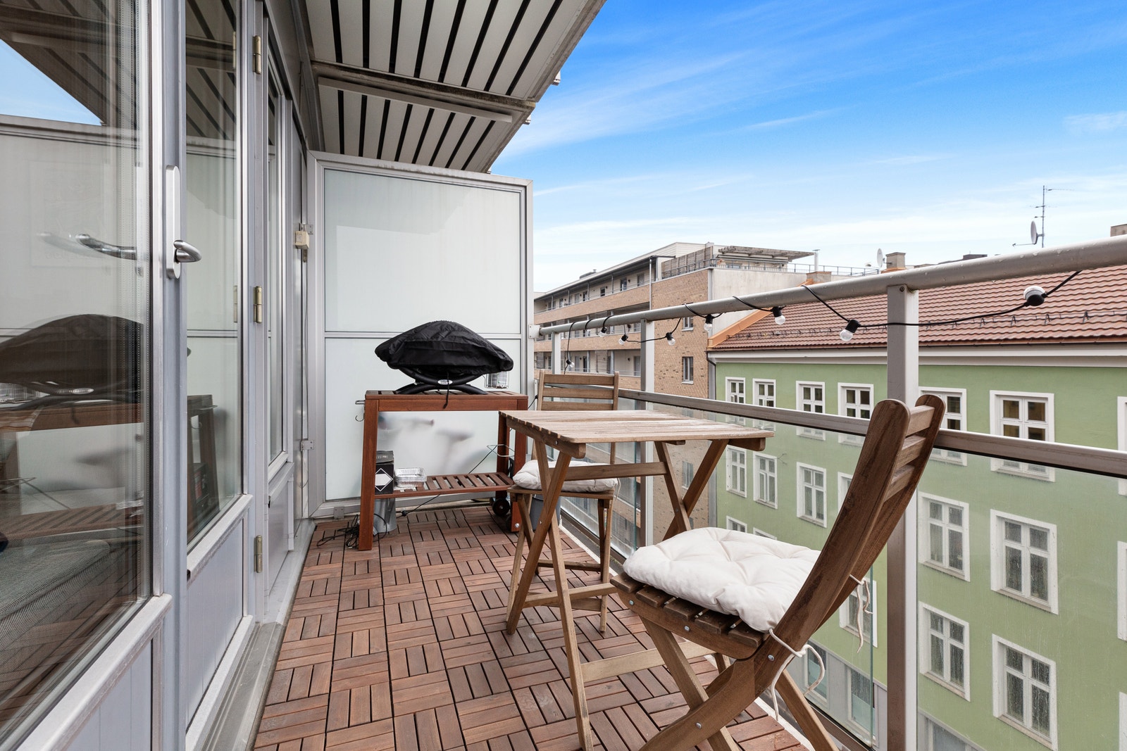 Balkongen egner seg perfekt for flotte sommerdager og rolige vinterkvelder. Galleribilde