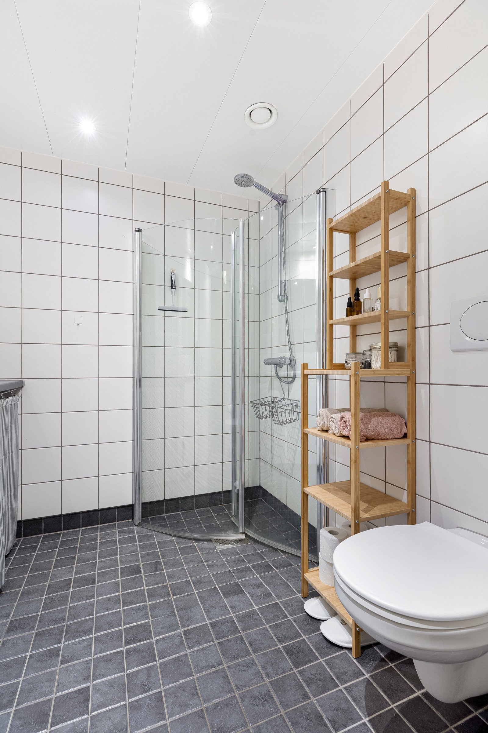 Pent flislagt bad med varmekabler. Galleribilde