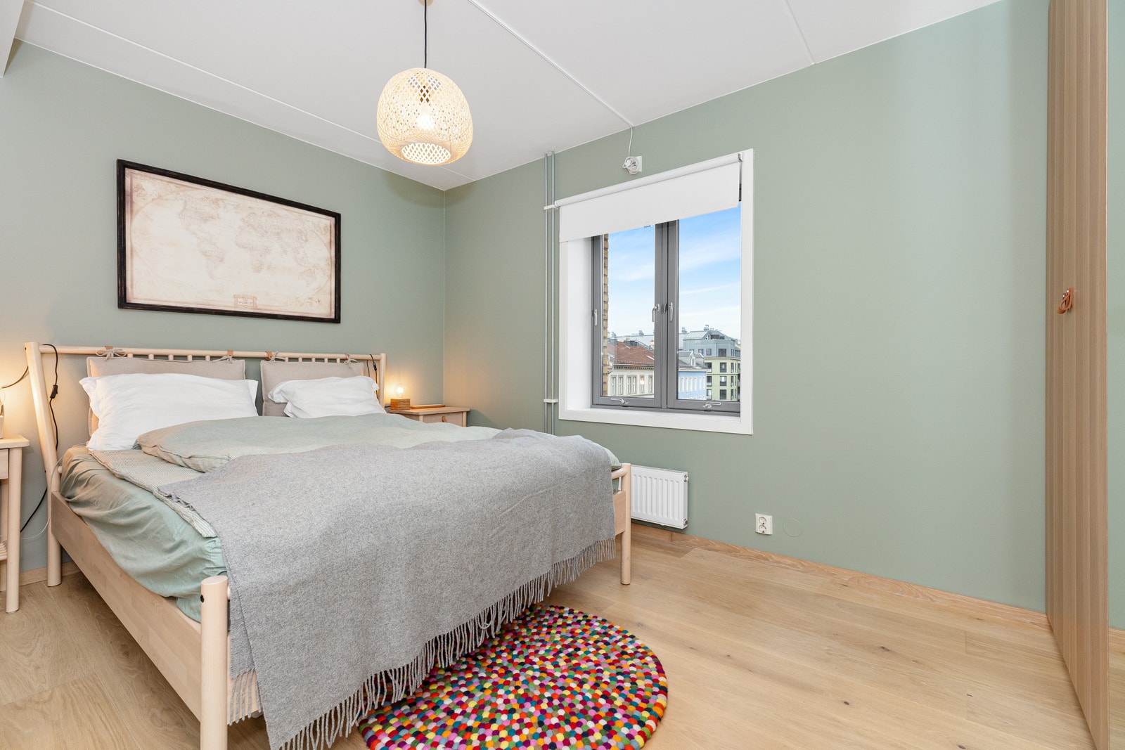 Hovedsoverom. Dobbeltseng, nattbord og garderobeskap følger med. Galleribilde