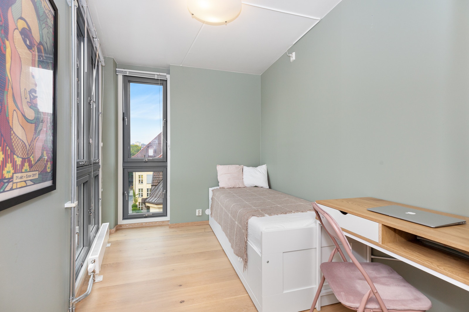 Soverom 2. De store vindusflatene slipper inn mye naturlig lys. Galleribilde