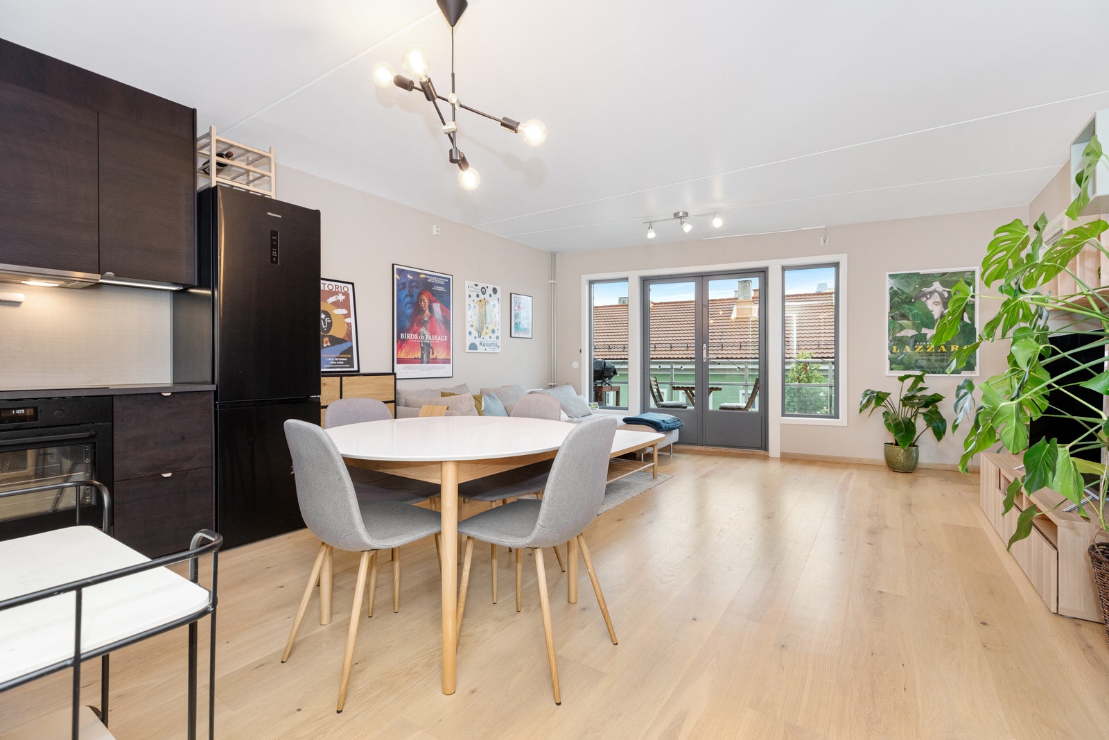 Åpen kjøkkenløsning mot stuen. Dette er med på å skape et større sosialt aspekt med leiligheten. Galleribilde