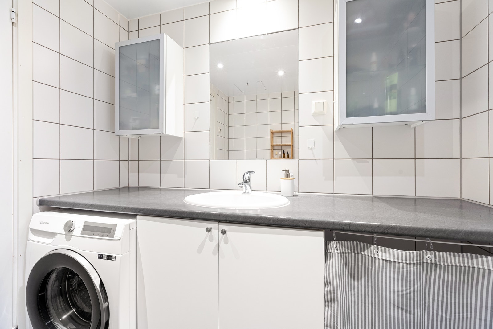 Toalett, servant, hjørnedusj og vaskemaskin følger med. Galleribilde