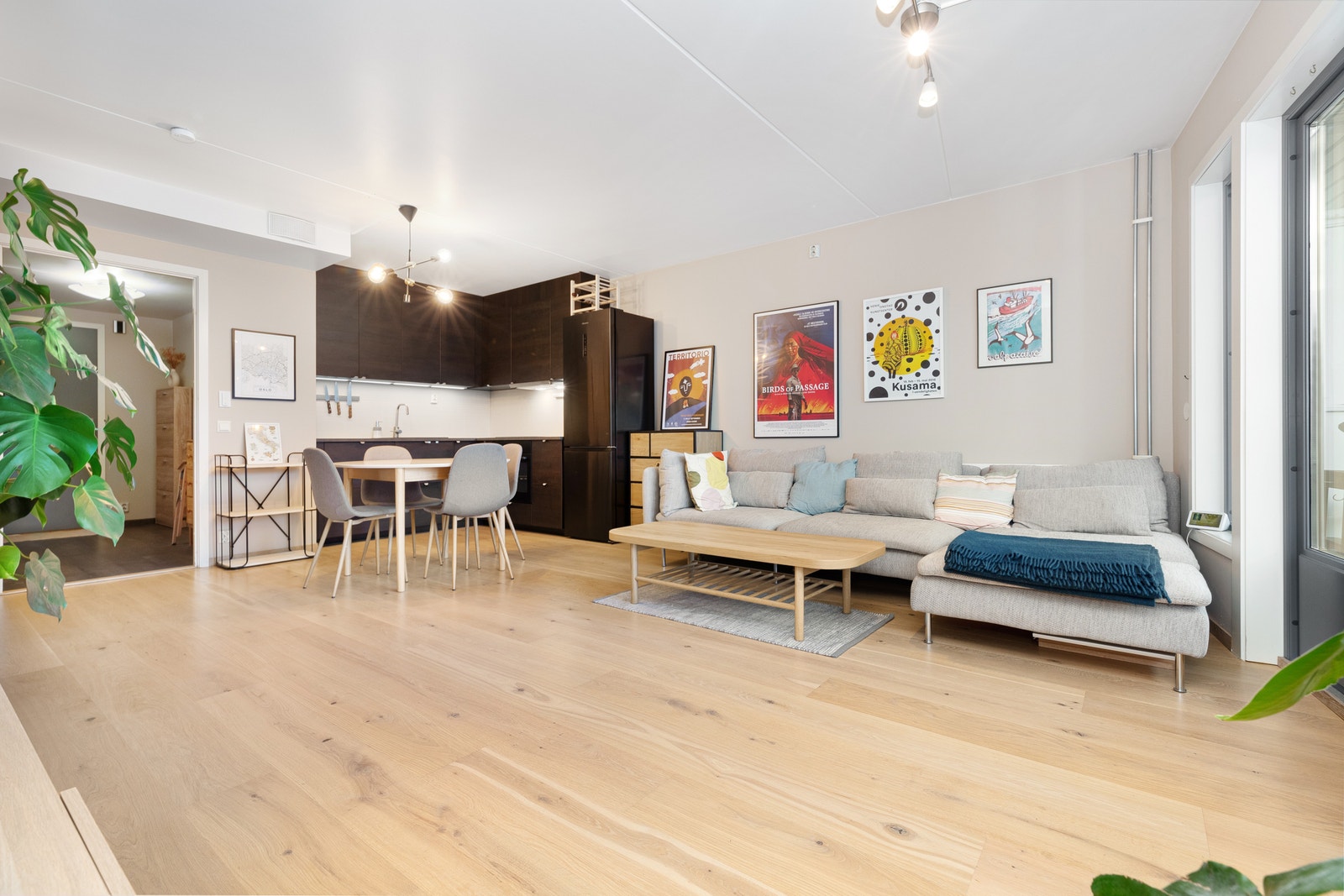 Sofa, TV-benk, TV-bord, spisebord, stoler, kommode og vitrineskap følger med. Galleribilde