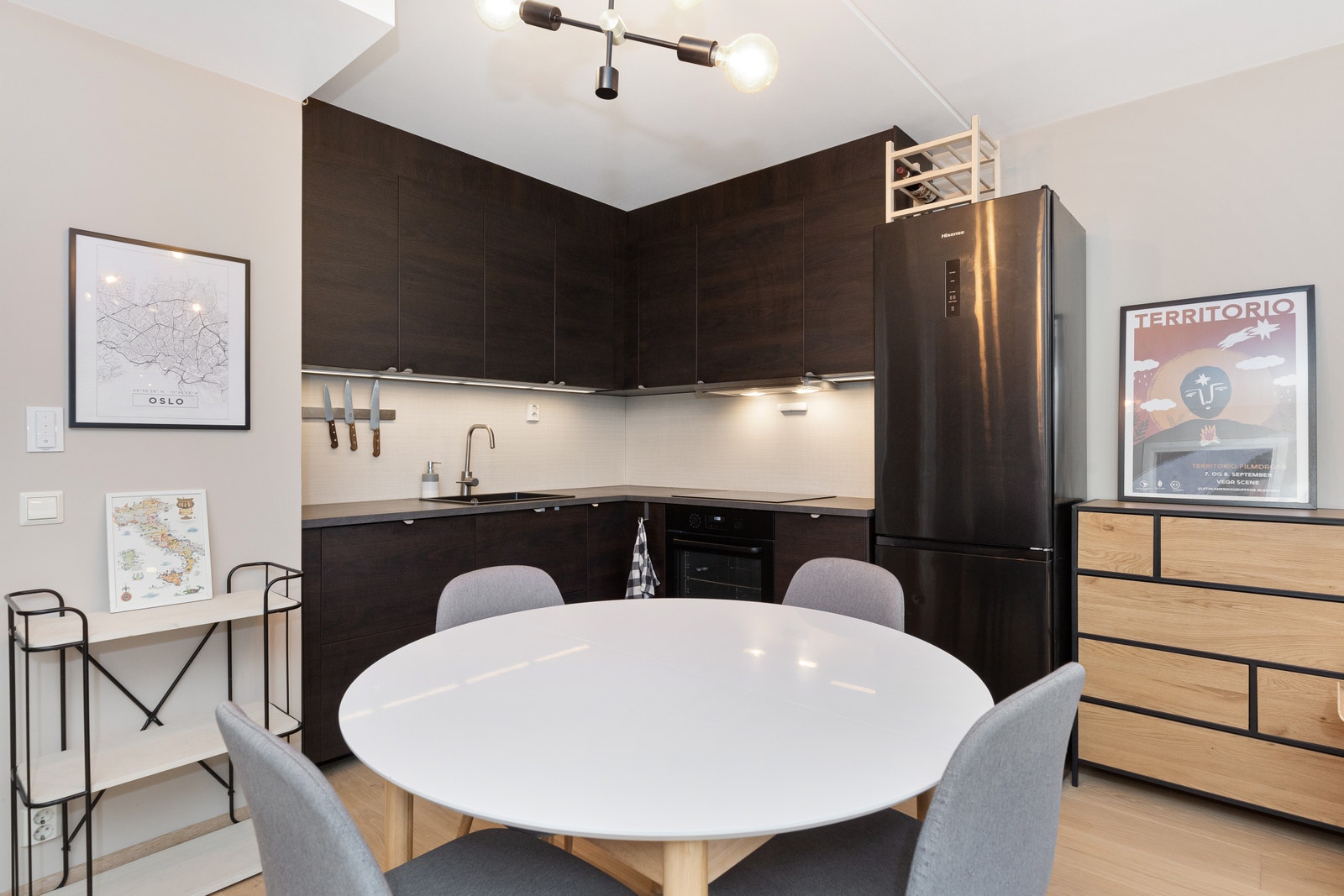 Alle hvitevarer følger med. Dette inkluderer kjøleskap, fryser, oppvaskmaskin, induksjonsplatetopp og ovn. Galleribilde