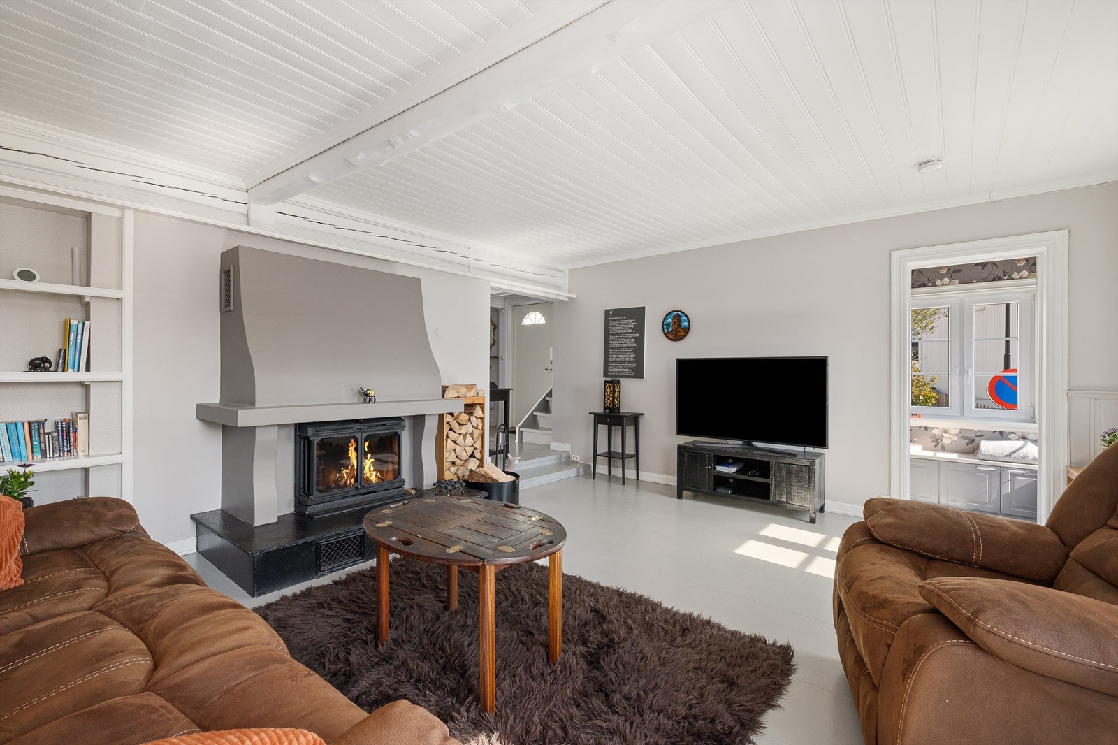 Her er det mye historikk i veggene, og denne boligen har tidligere vært eid av Rolv Wesenlund som også gjorde flere endringer ved boligen Galleribilde