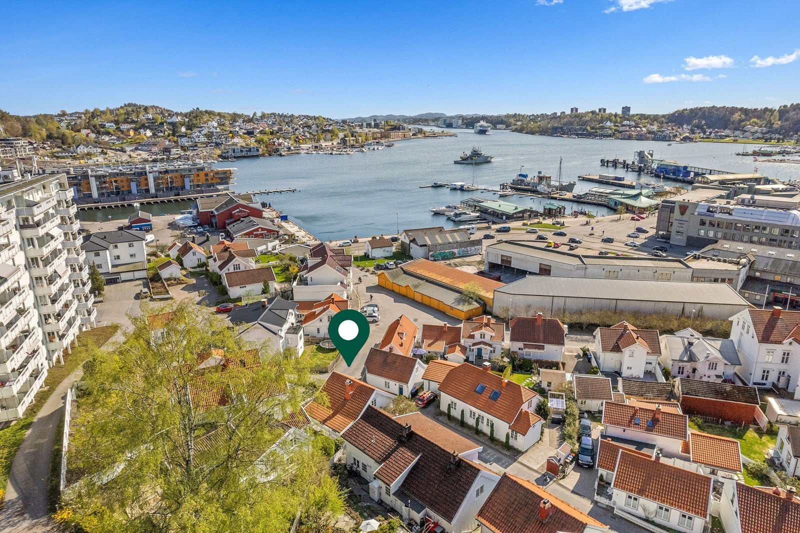 Her bor en like ved sentrum med umiddelbar nærhet til havneområde Galleribilde