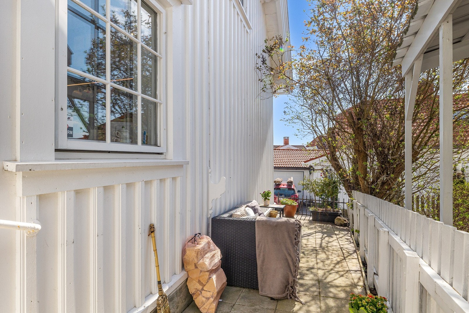 Bjerggata 15 har en hellelagt uteplass på 1.25 m. som går langs husveggen mot nordvest (gjerde vil bli flyttet noe nærmere enn hva som fremkommer på vedlagte bilde) Galleribilde