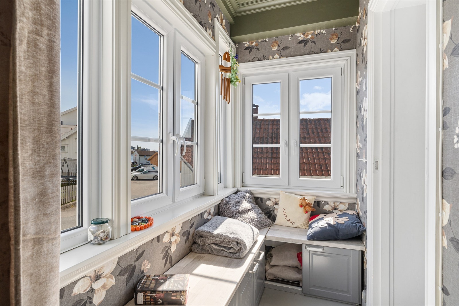 Boligen har mange hyggelige sitteplasser Galleribilde