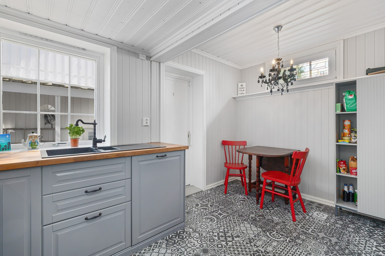 Kjøkken med utgang til et lite uteareal Galleribilde