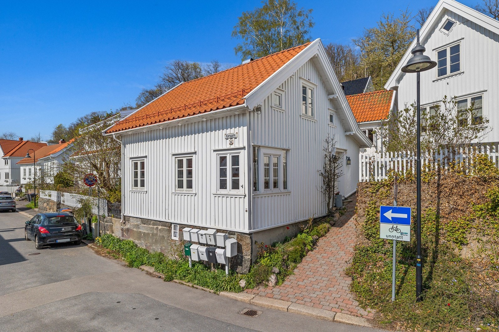 Denne eiendommen ligger i en av Sandefjords mest idylliske gater med 1800 talls hus, og med umiddelbar nærhet til brygga og sentrum Galleribilde