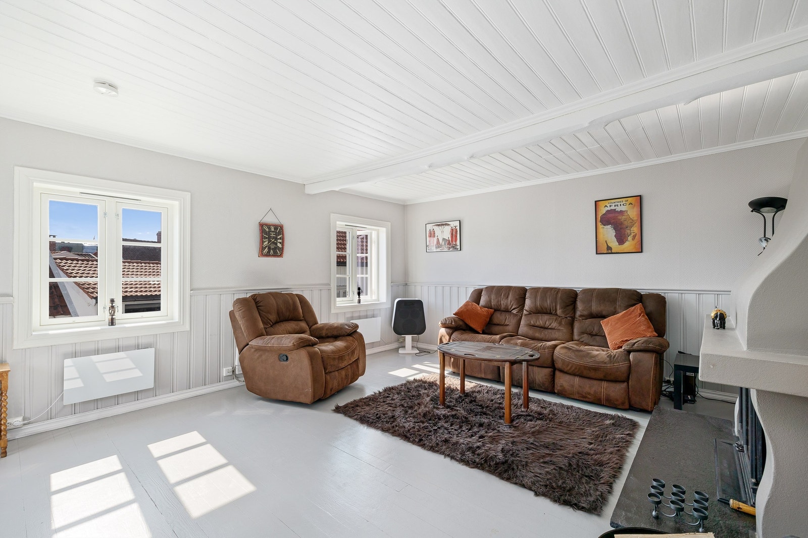 Lyst og riktig innredet med klassisk brystpanel Galleribilde