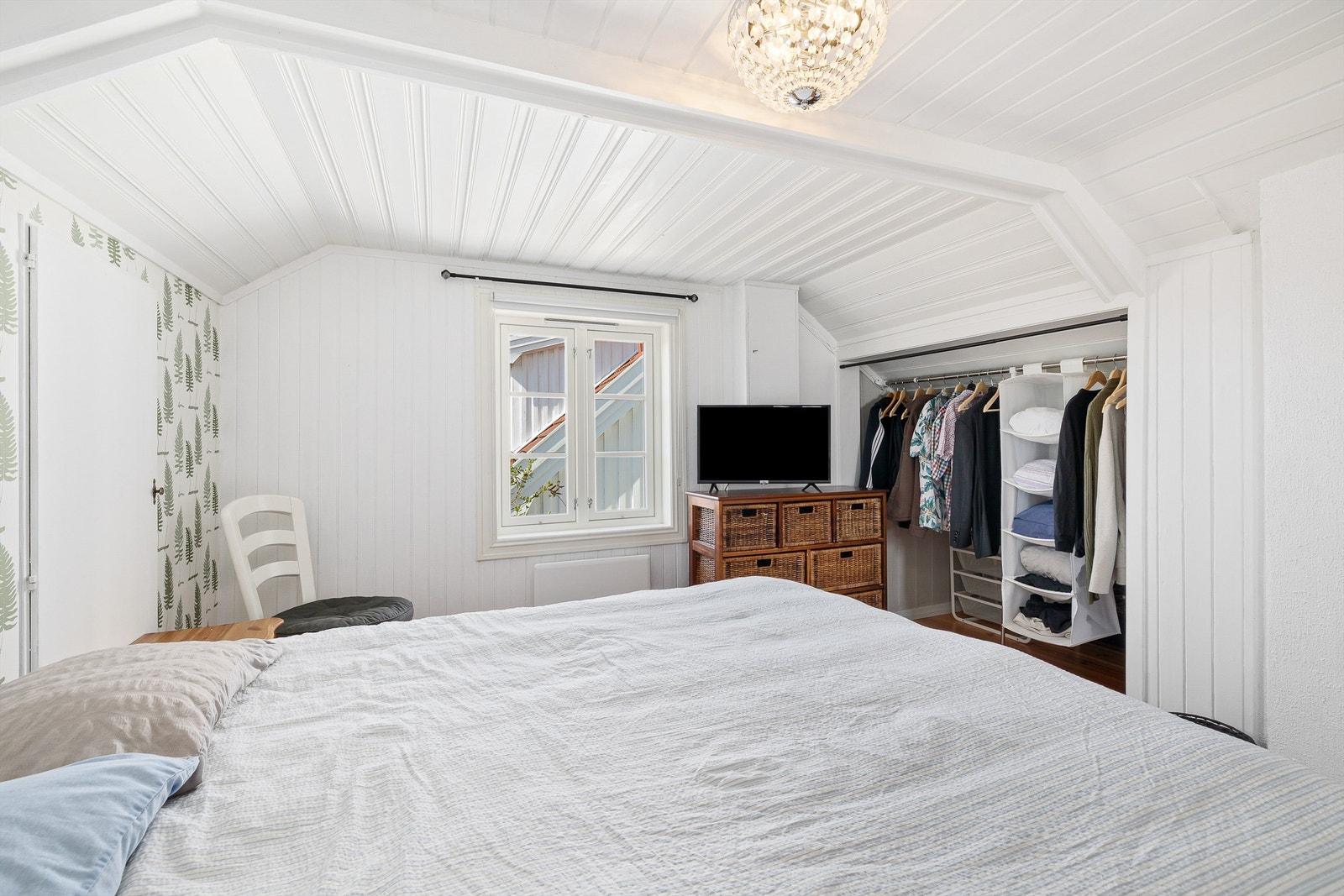 Romslig soverom i 2.etasje Galleribilde