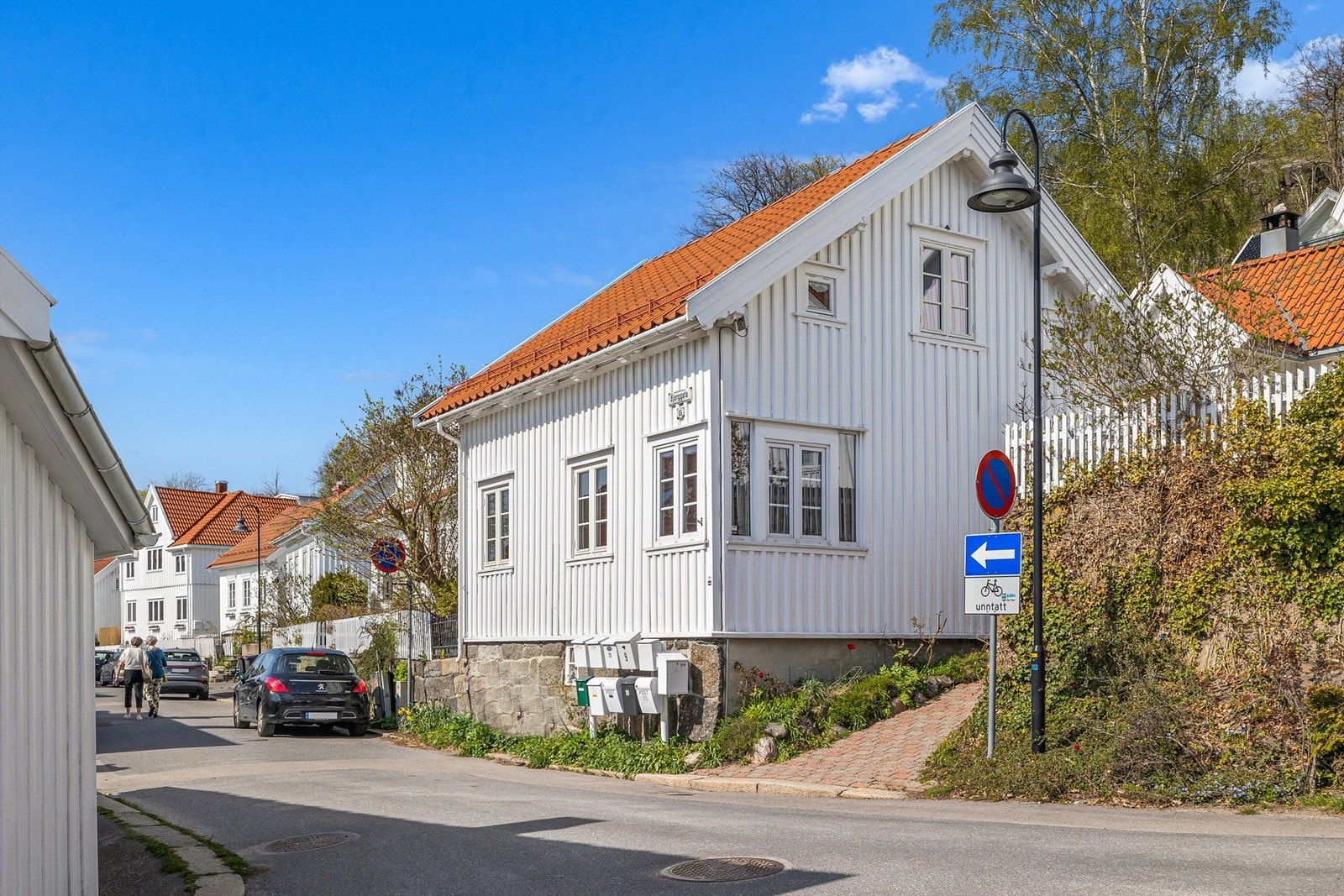 Gaten er kjent for sine mange vakre boliger, og dette huset kan trygt kalles idyllisk og sjarmerende med en riktig stil som er perfekt tilpasset Bjerggata Galleribilde