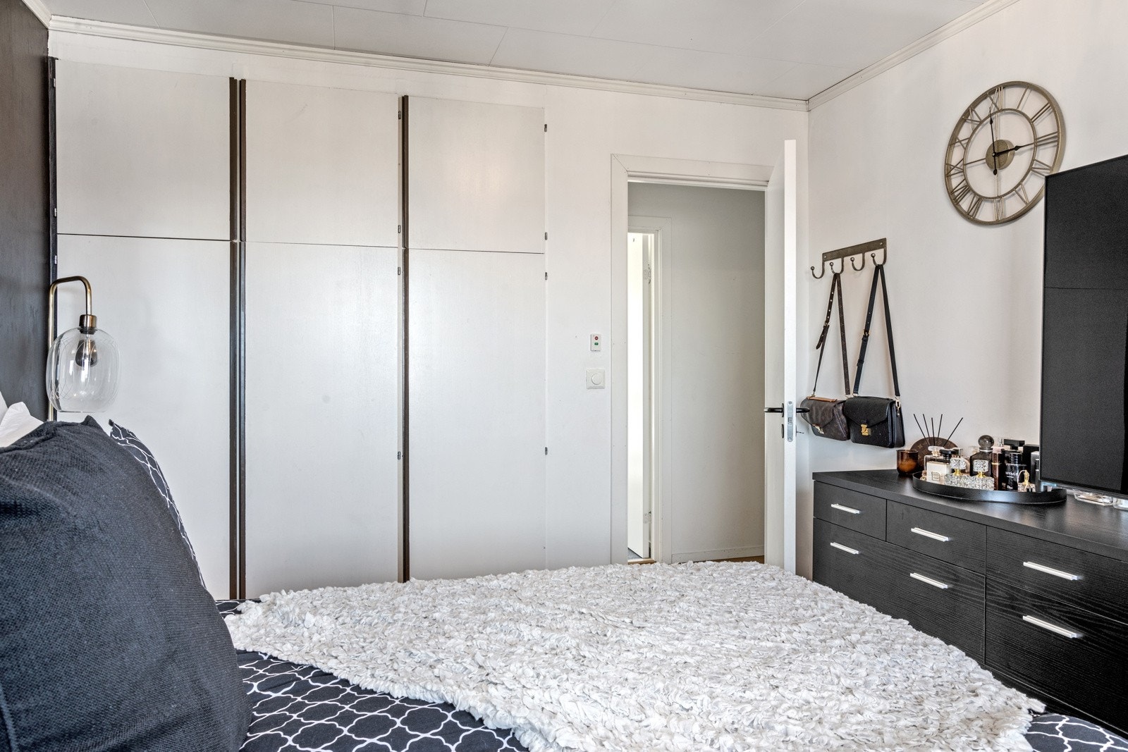 Innebygget garderobe på hovedsoverom. Galleribilde