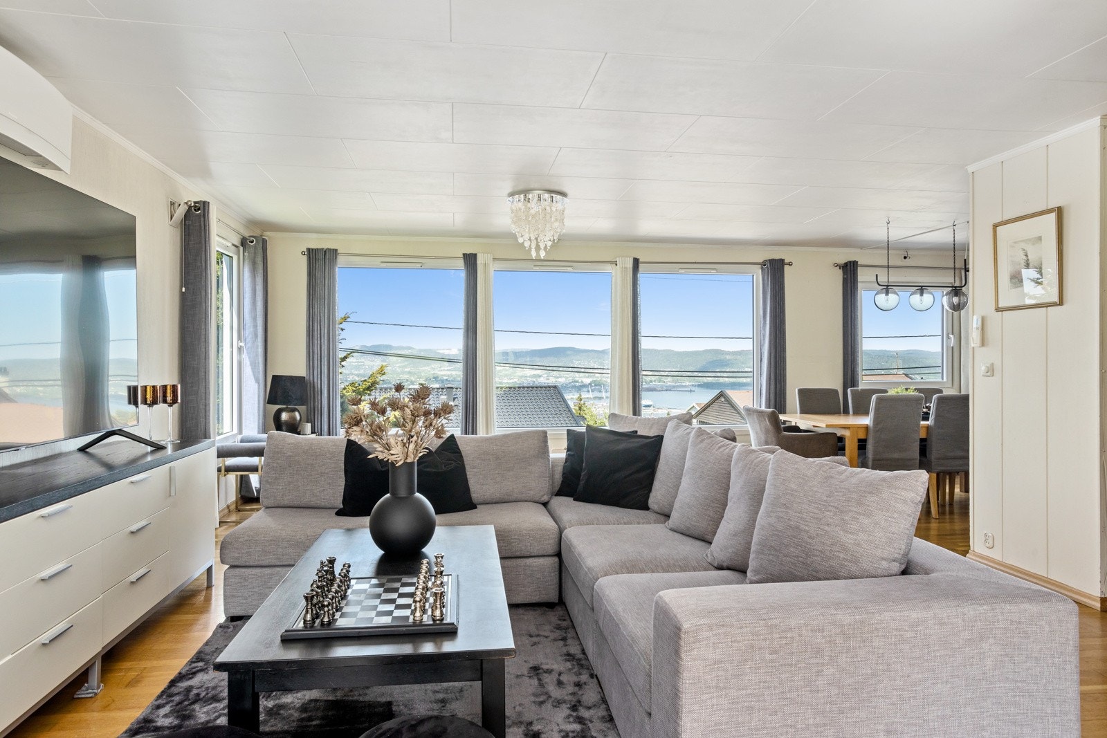 Stor stue med god plass til å samle hele familien. Galleribilde