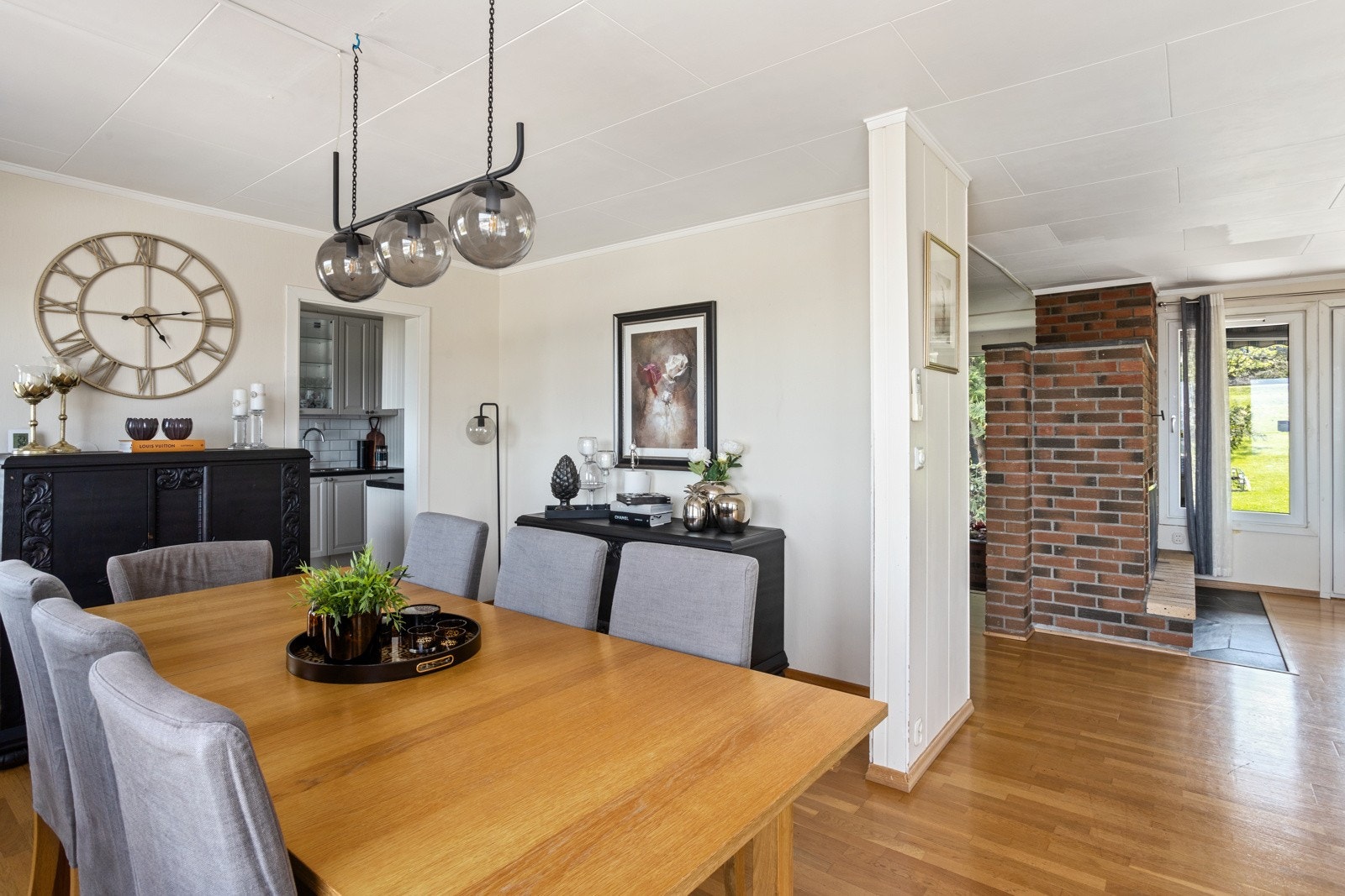 Spisestue i umiddelbar nærhet til kjøkkenet. Galleribilde