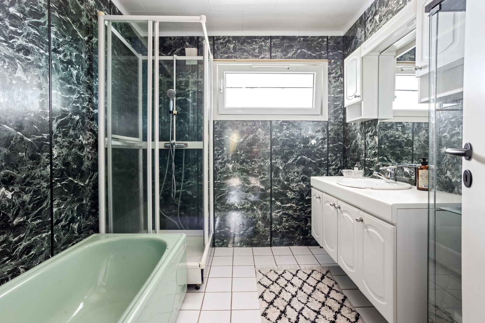 Stort bad med noe behov for oppgradering. Galleribilde