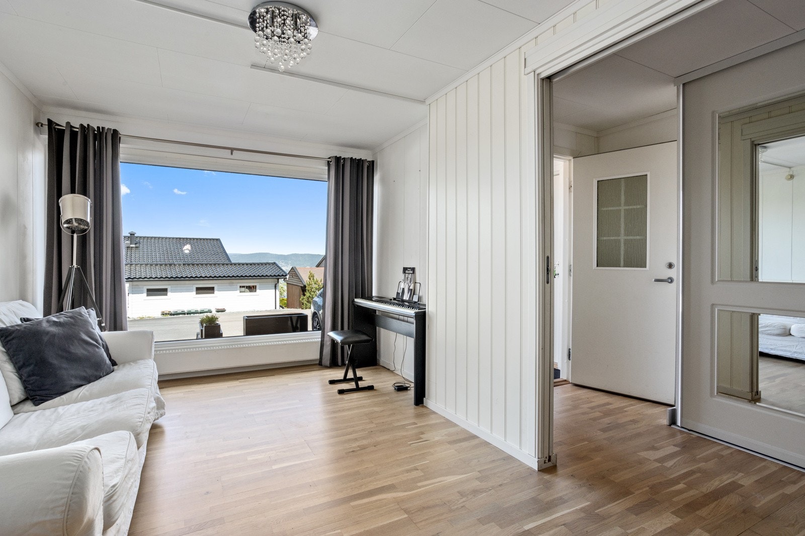 Stue i underetasje med god plass til både underholdning og hobby. Galleribilde