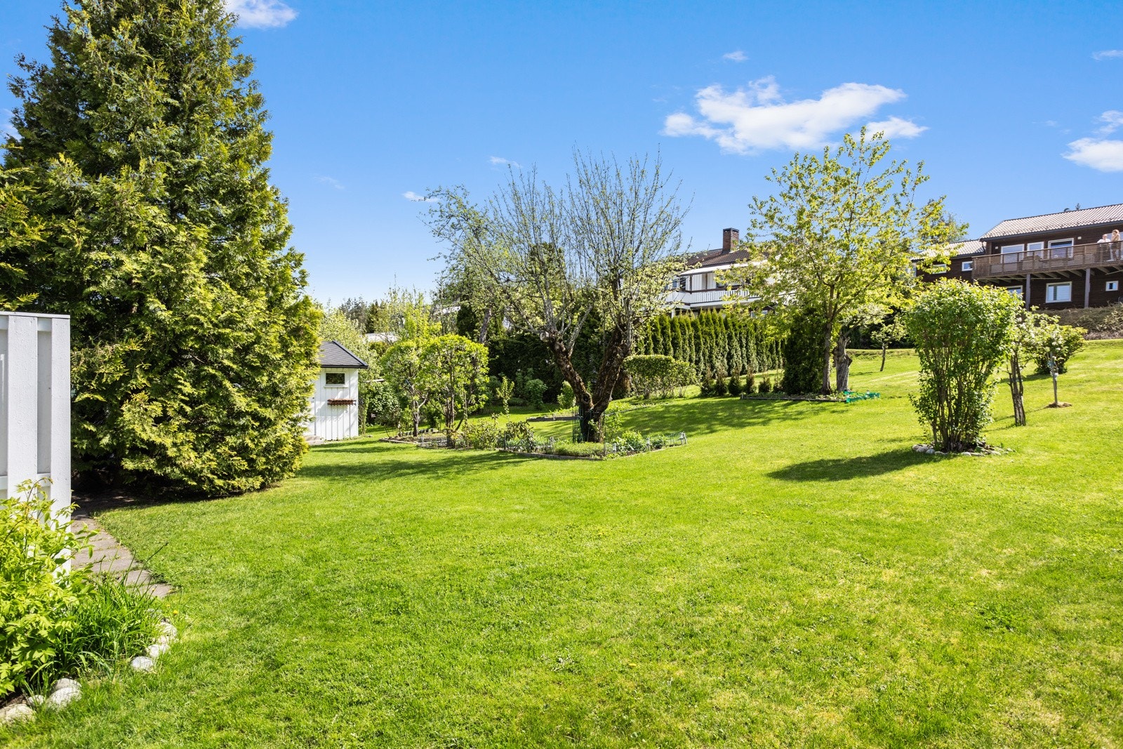 En sjarmerende enebolig med en stor hage med sentral beliggenhet på Austad Skog. Galleribilde