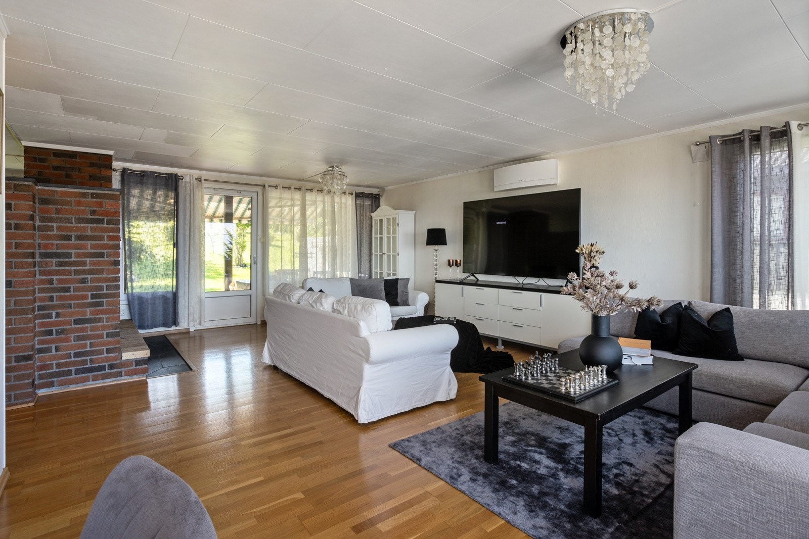 Utgang til markterrasse og fantastisk hage fra stuen. Galleribilde