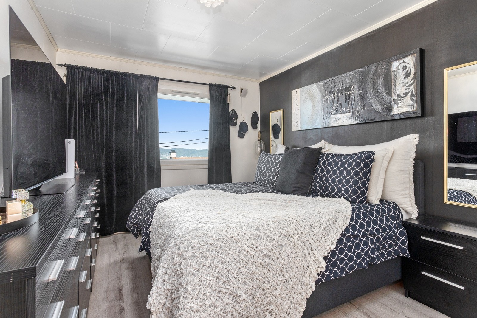 Stort hovedsoverom med utsiktnover byen. Galleribilde