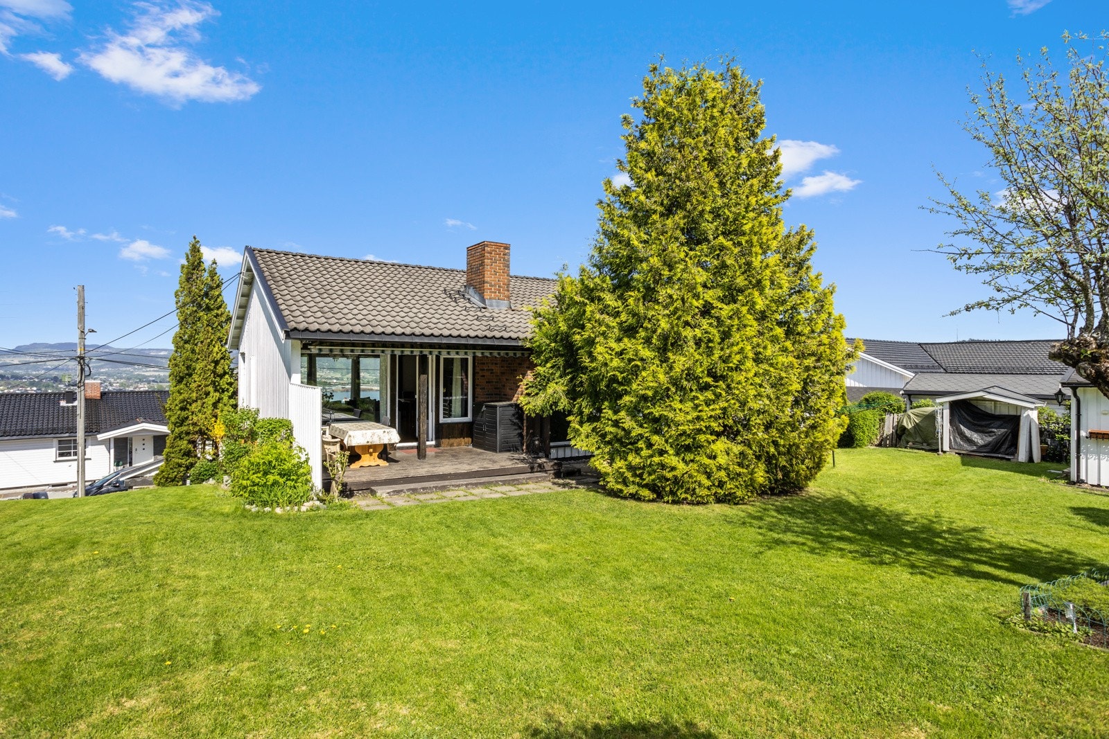 Hyggelig uteplass med utsyn over hagen. Galleribilde