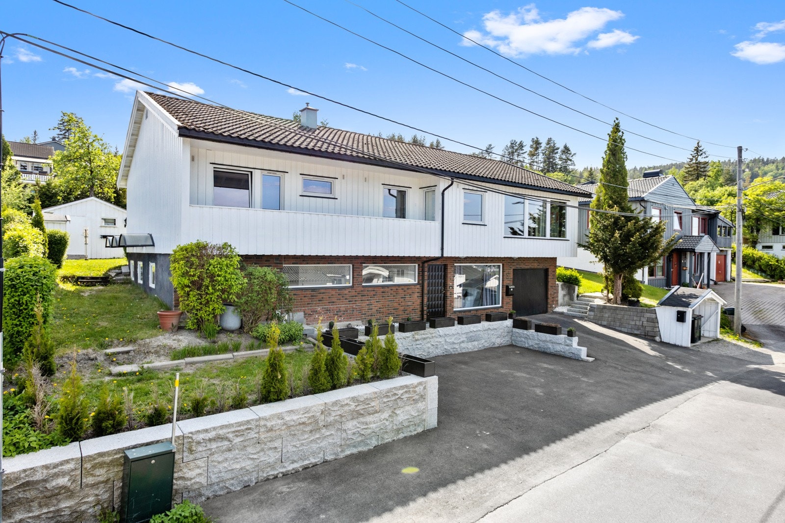 Stor eiendom med gode solforhold, flott hage, integrert garasje og utleiedel (ikke bruksendret - ikke godkjent for varig opphold). Galleribilde